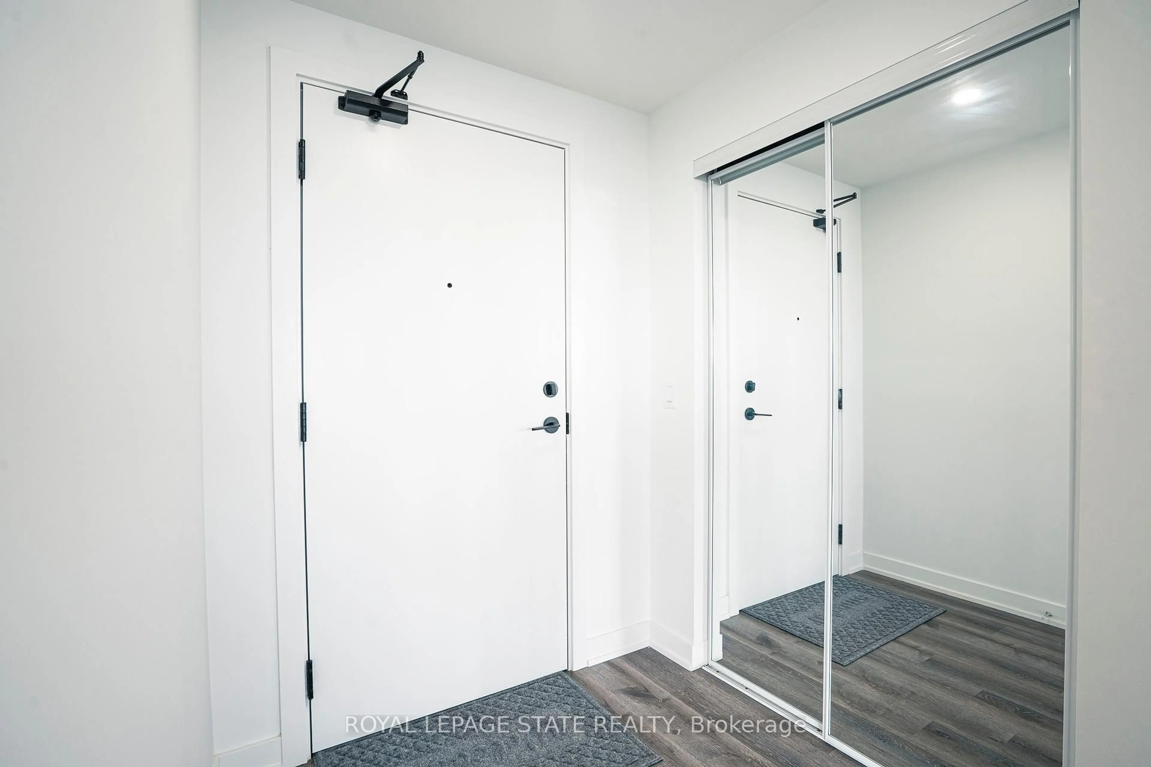 Indoor entryway for 600 North Service Rd #418, Hamilton Ontario L8E 0L2