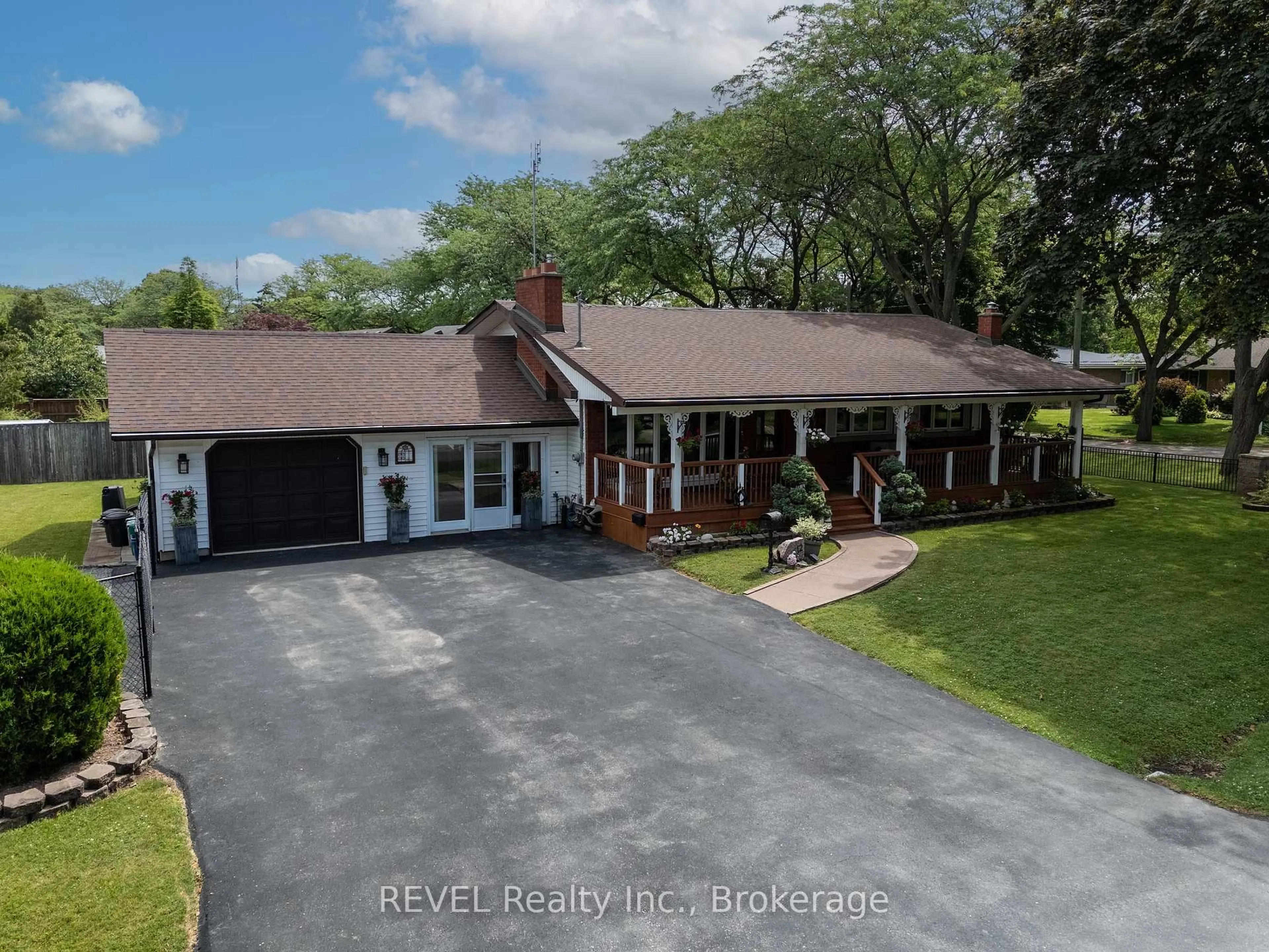 A pic from outside/outdoor area/front of a property/back of a property/a pic from drone, unknown for 12 AQUADALE Dr, St. Catharines Ontario L2N 3R6
