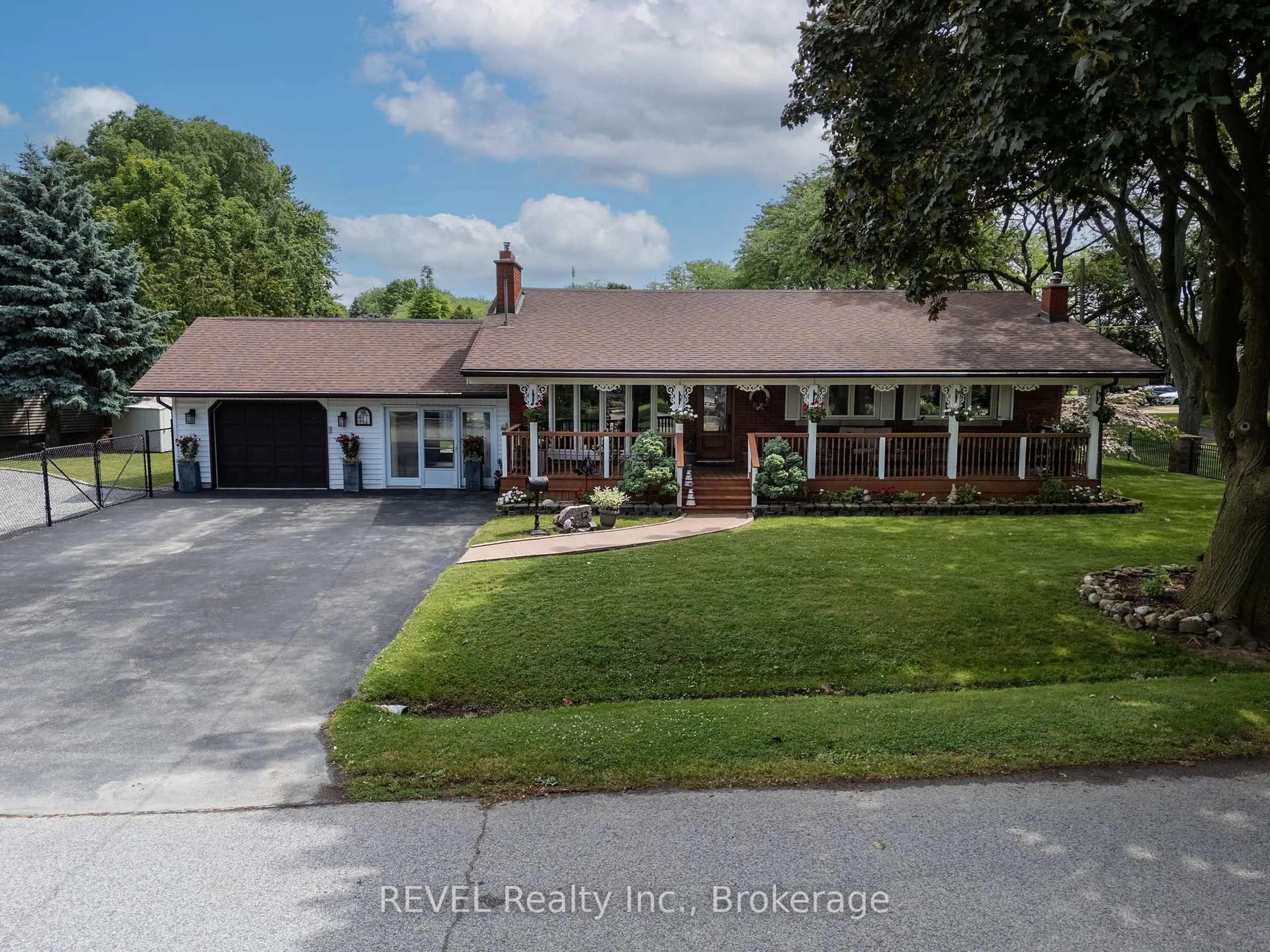 A pic from outside/outdoor area/front of a property/back of a property/a pic from drone, street for 12 AQUADALE Dr, St. Catharines Ontario L2N 3R6