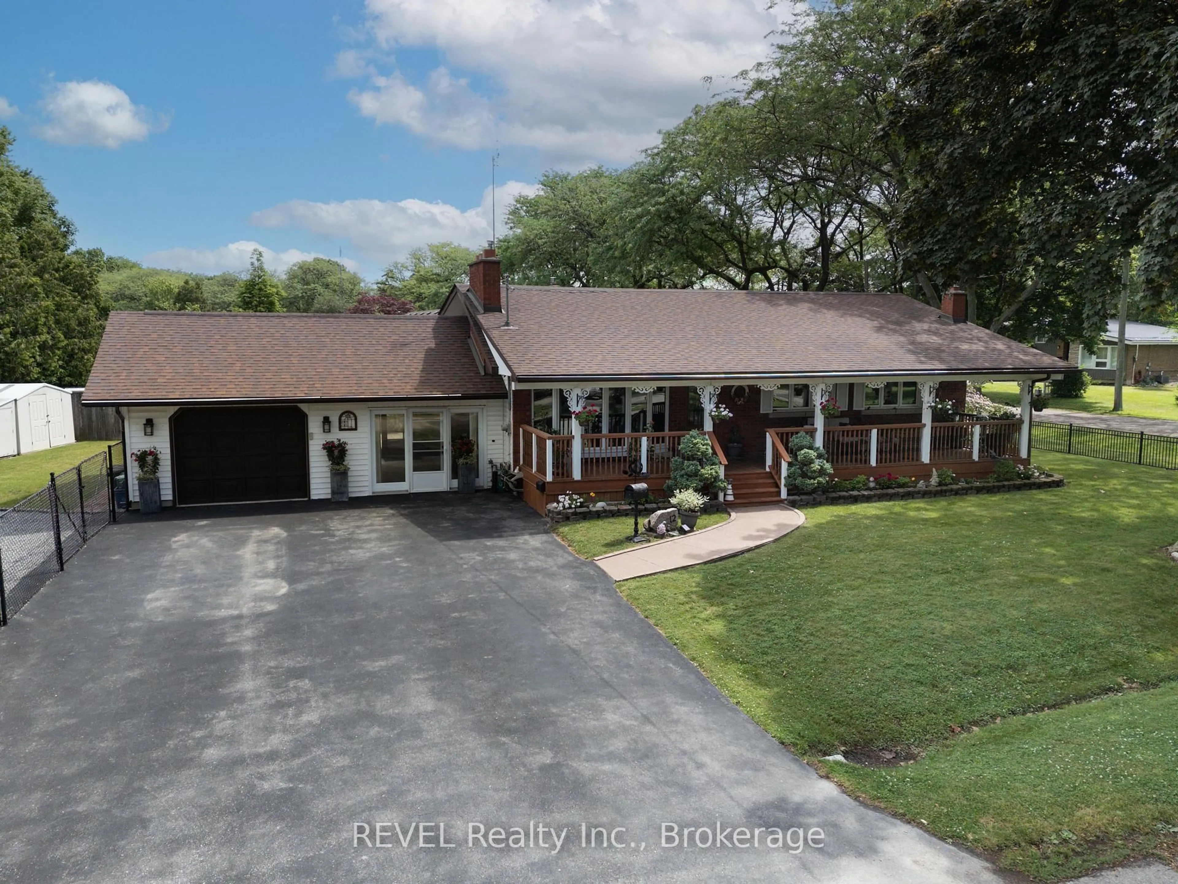 A pic from outside/outdoor area/front of a property/back of a property/a pic from drone, street for 12 AQUADALE Dr, St. Catharines Ontario L2N 3R6