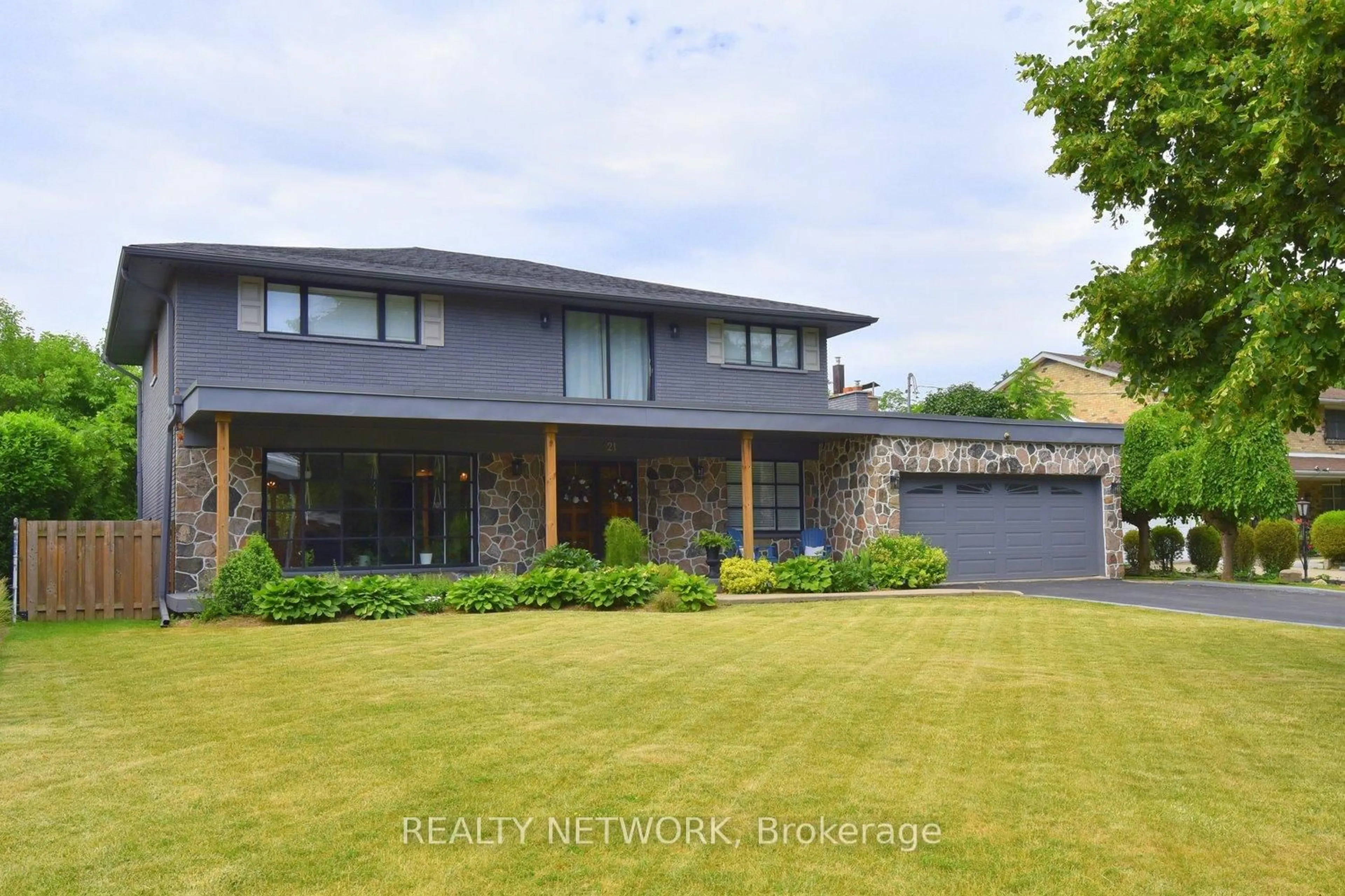 A pic from outside/outdoor area/front of a property/back of a property/a pic from drone, unknown for 21 Woodside Dr, Hamilton Ontario L8T 1C4
