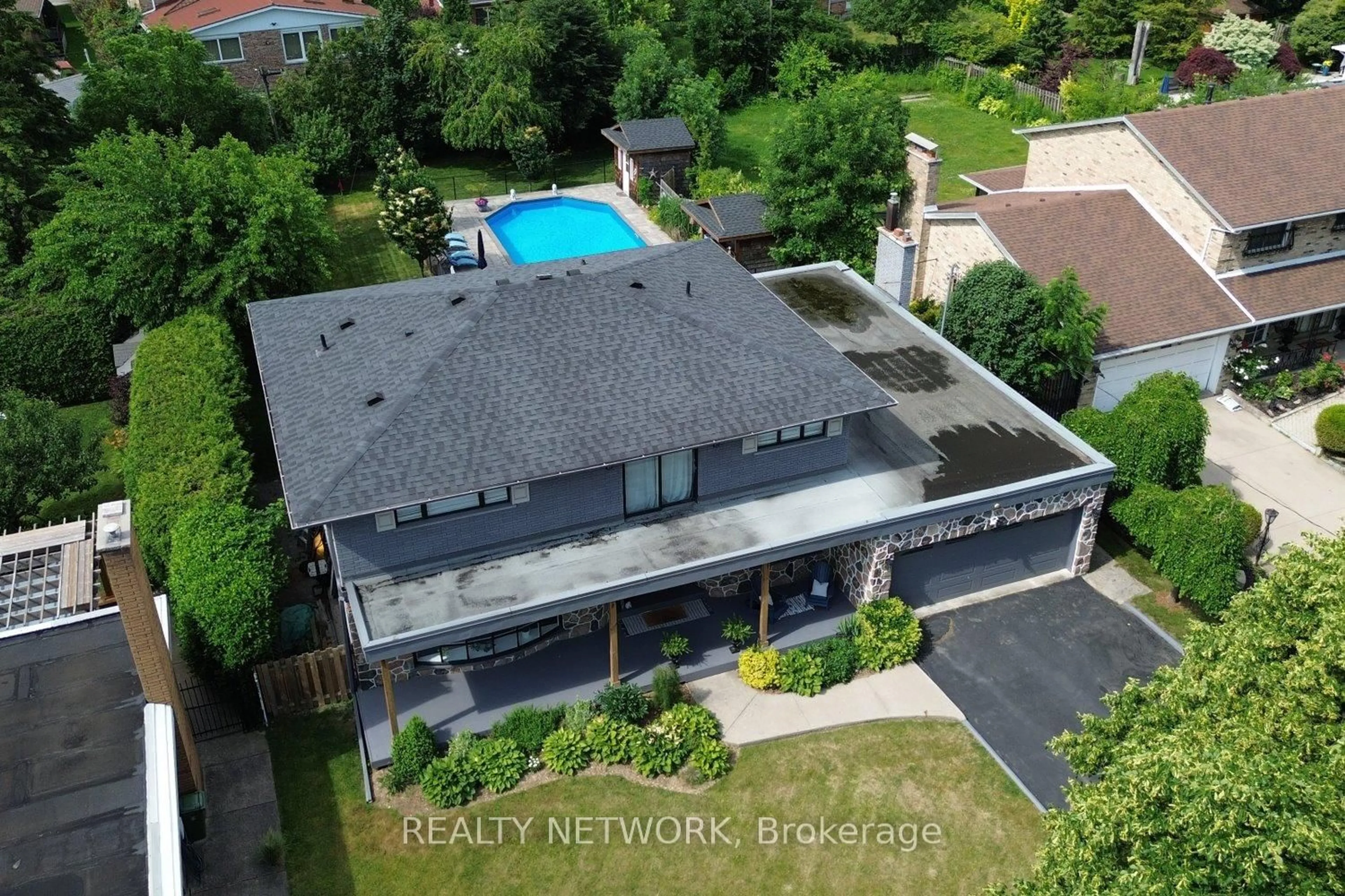 A pic from outside/outdoor area/front of a property/back of a property/a pic from drone, unknown for 21 Woodside Dr, Hamilton Ontario L8T 1C4