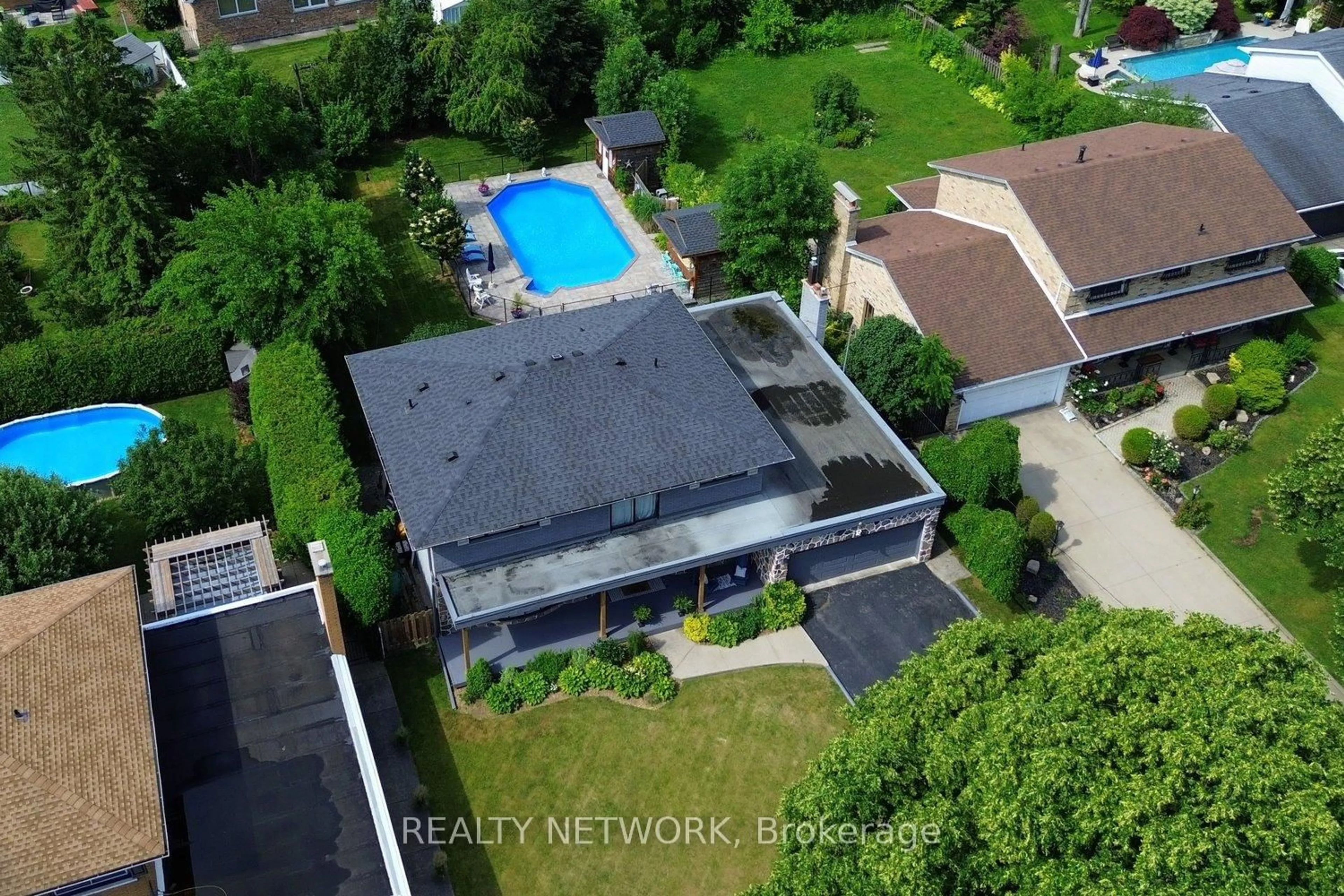 A pic from outside/outdoor area/front of a property/back of a property/a pic from drone, unknown for 21 Woodside Dr, Hamilton Ontario L8T 1C4