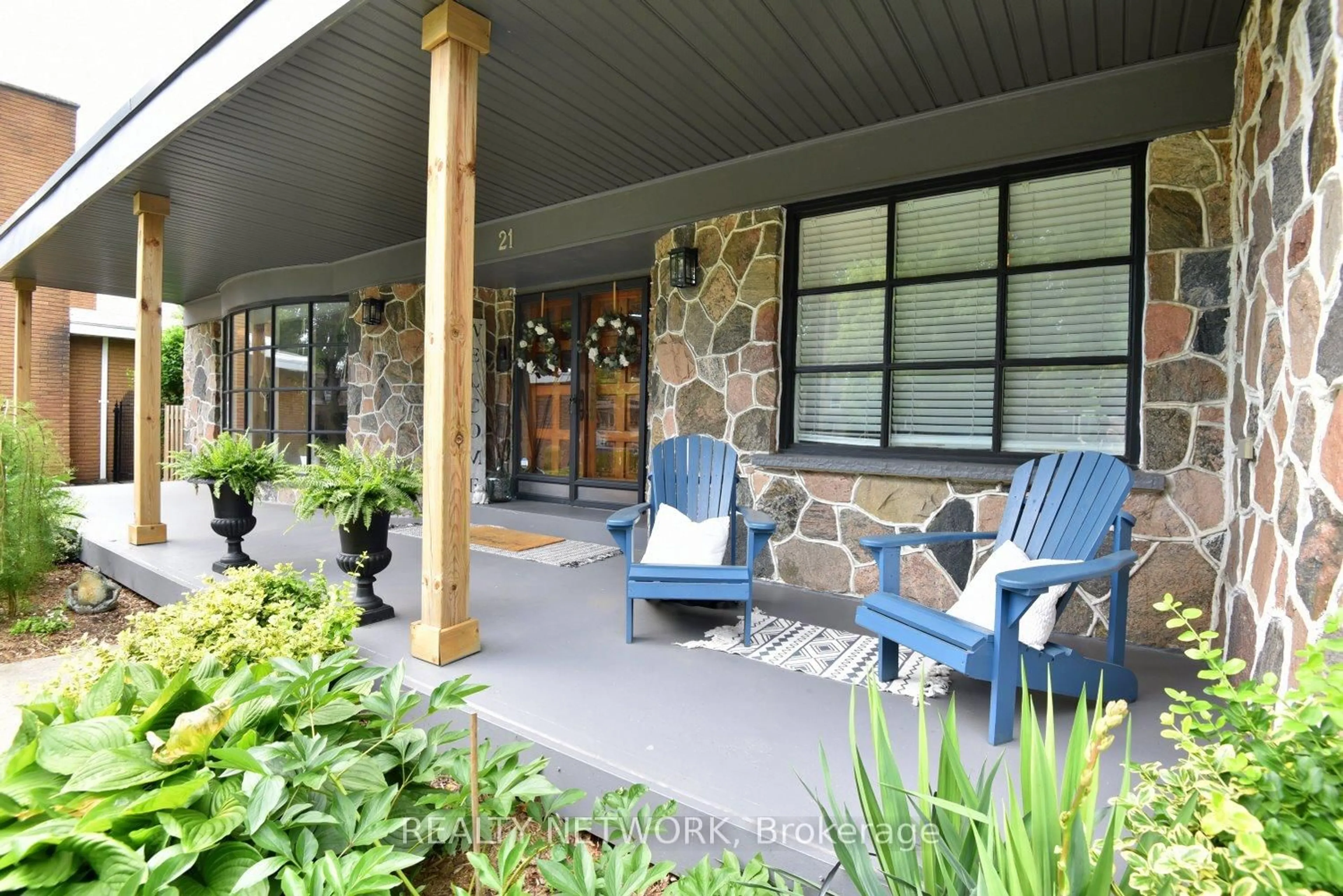 Patio, street for 21 Woodside Dr, Hamilton Ontario L8T 1C4
