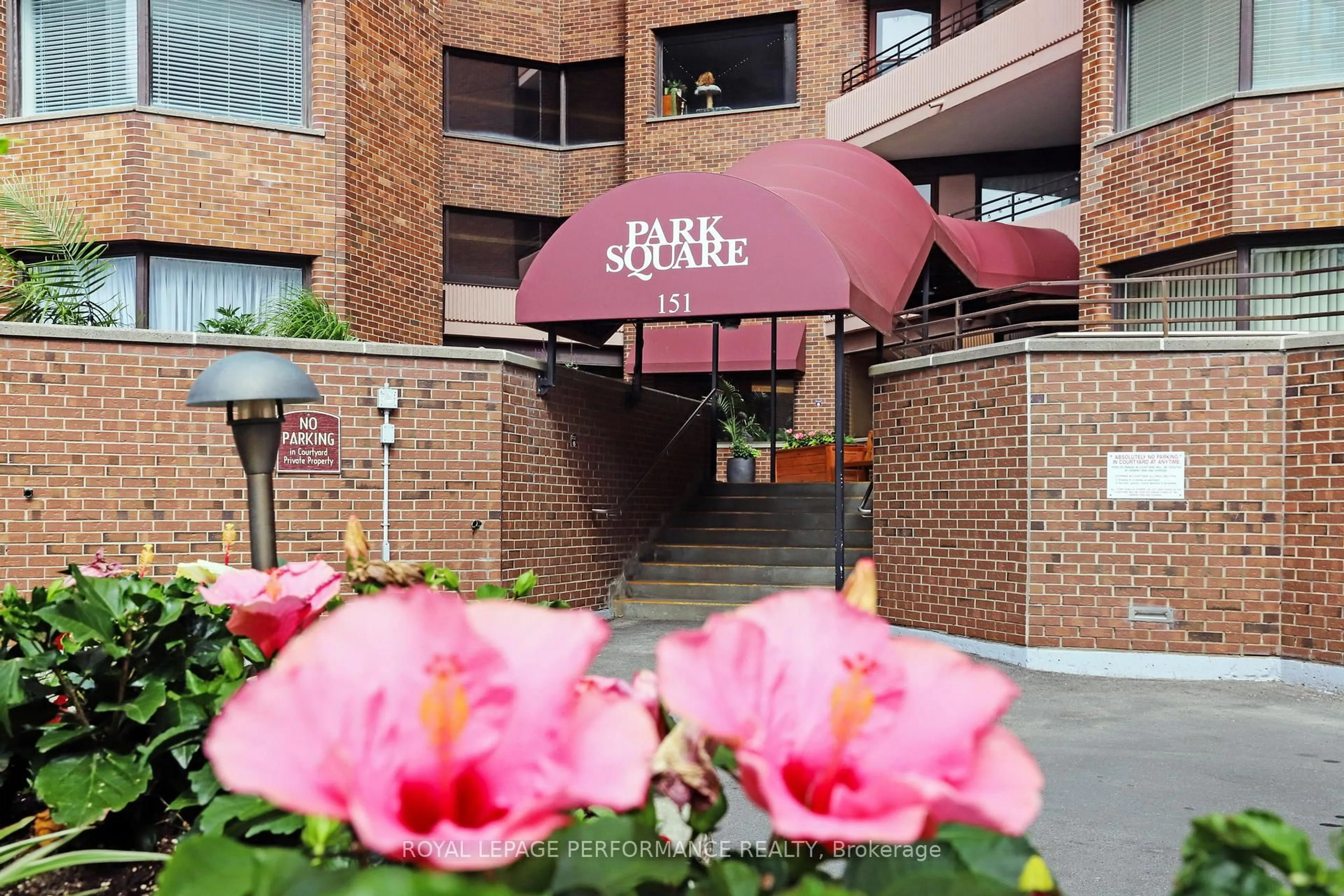 Patio, building for 151 Bay St #802, Ottawa Ontario K1R 7T2