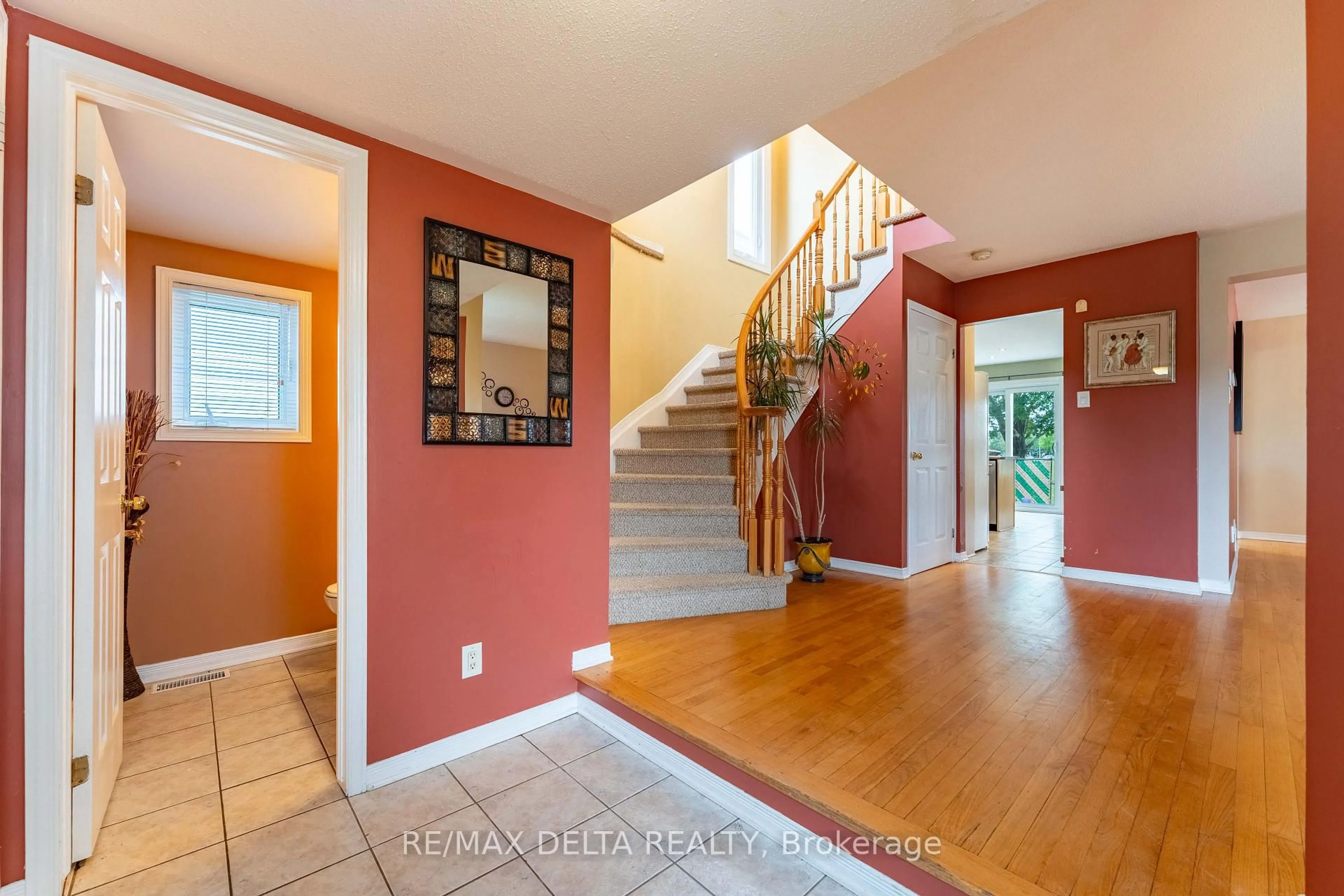 Indoor entryway for 1610 Duplante Ave, Orleans Ontario K4A 4A2