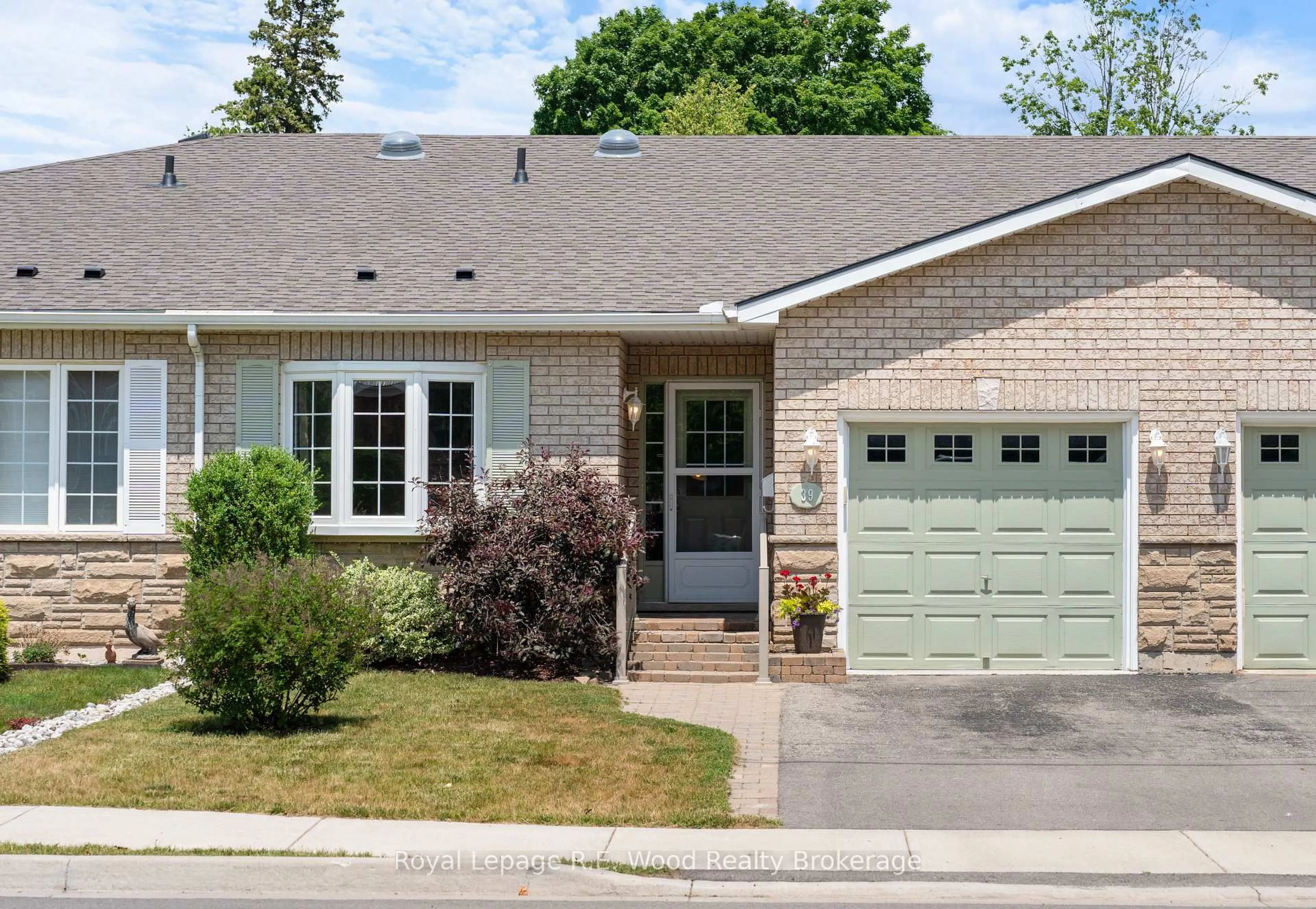 Home with brick exterior material, street for 39 South Dr, Norfolk Ontario N3Y 0A6