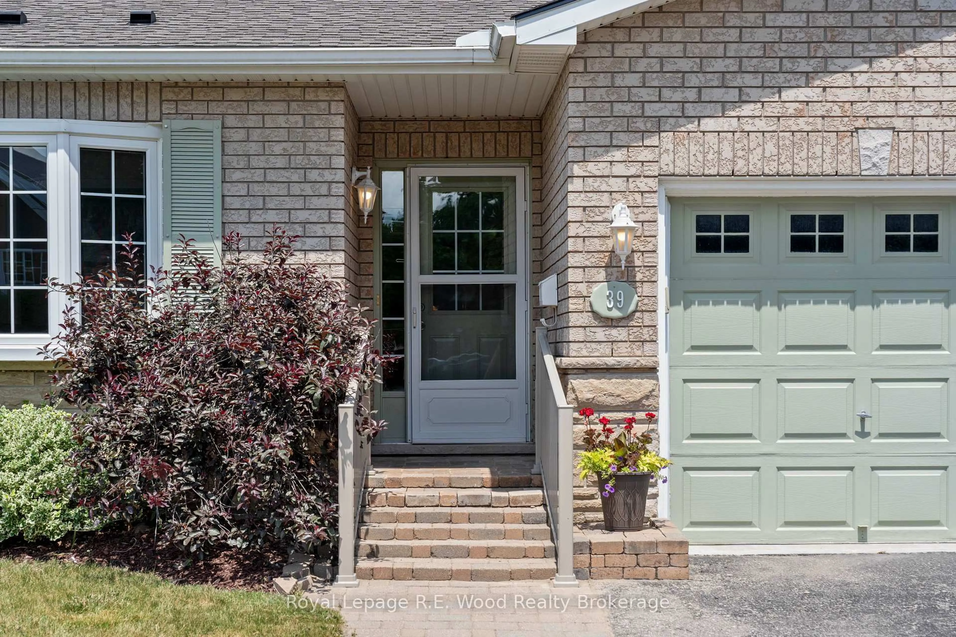 Home with brick exterior material, street for 39 South Dr, Norfolk Ontario N3Y 0A6