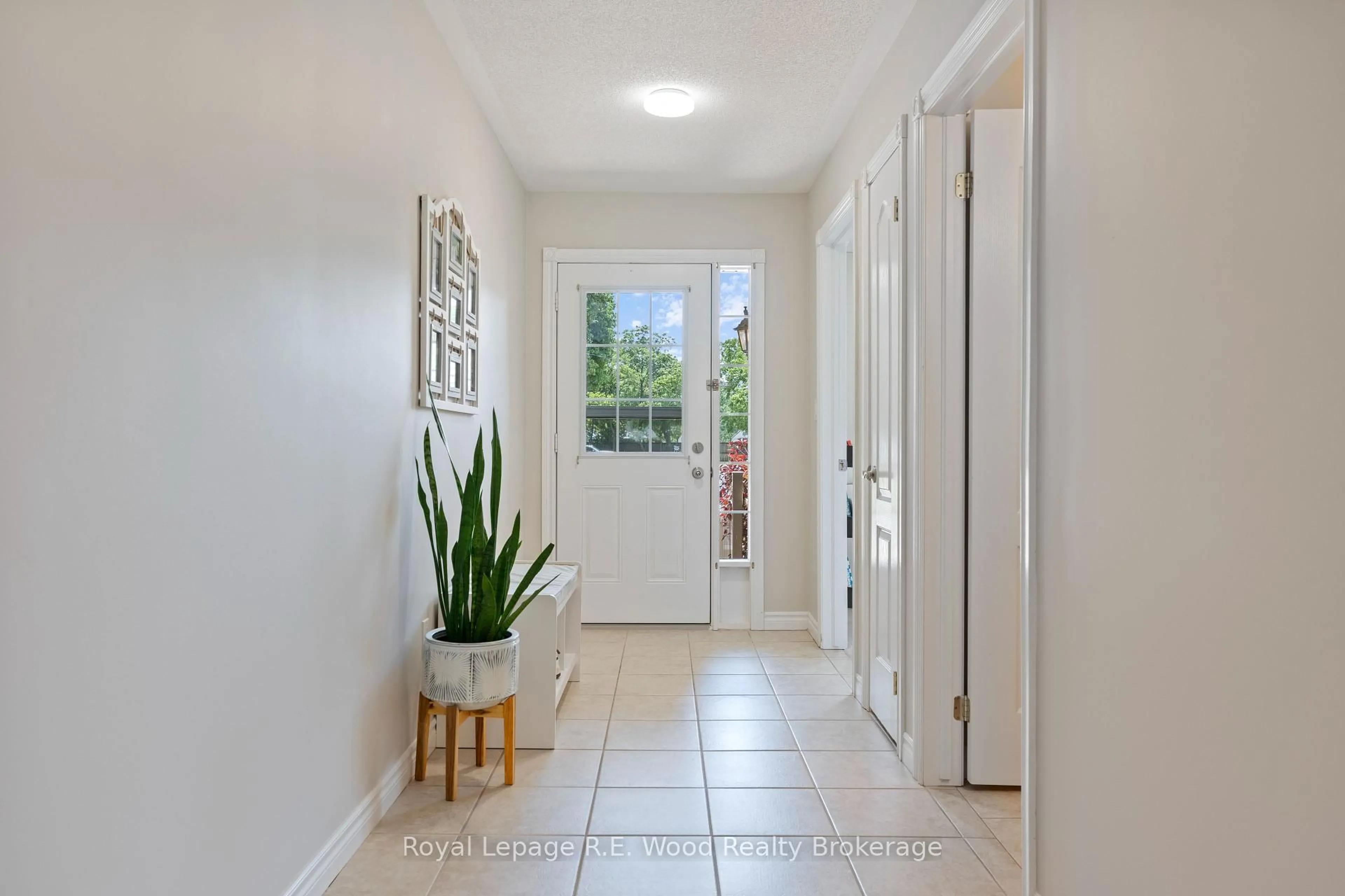 Indoor entryway for 39 South Dr, Norfolk Ontario N3Y 0A6