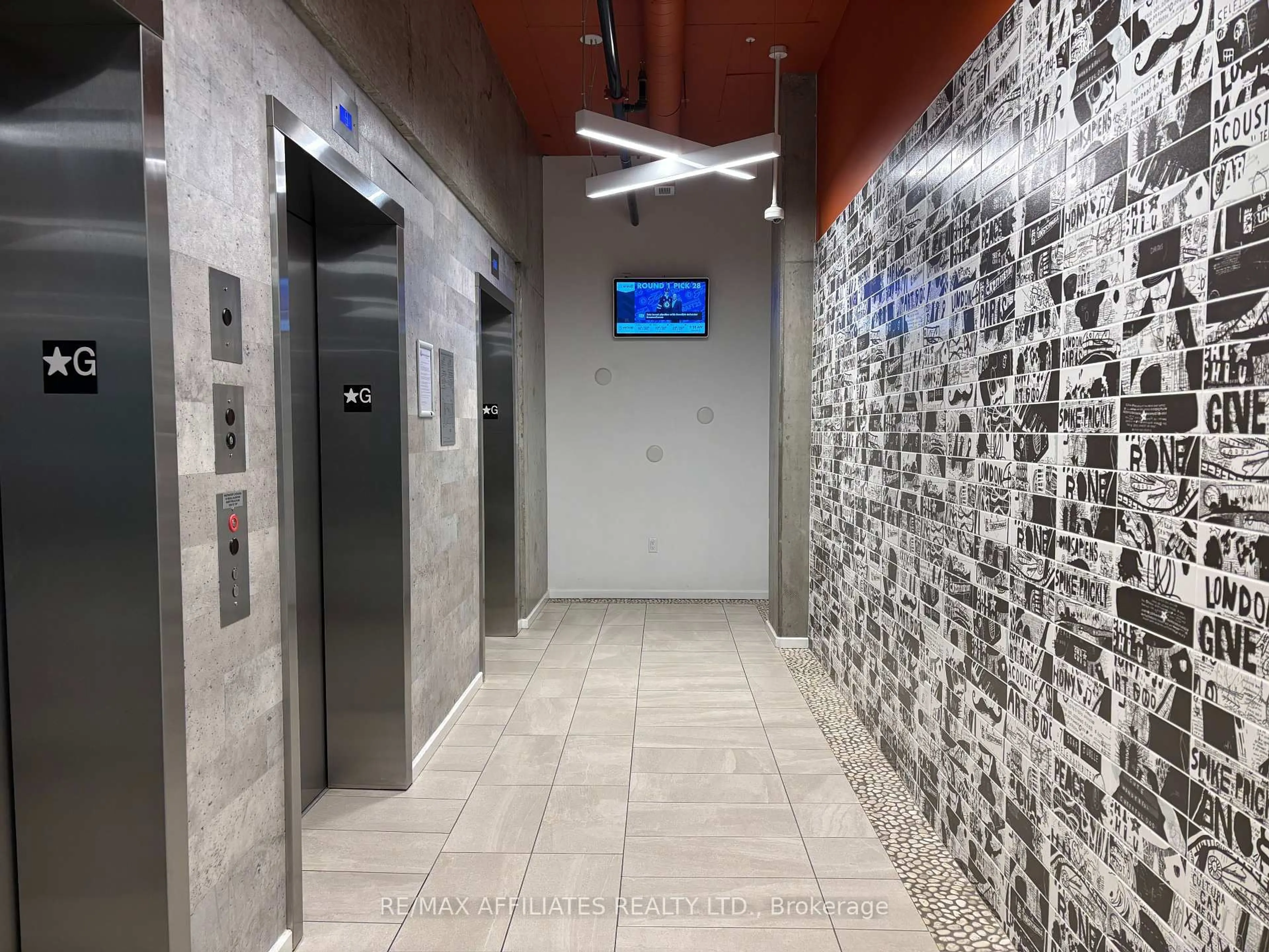 Indoor foyer for 105 Champagne Ave, Ottawa Ontario K1S 5E5