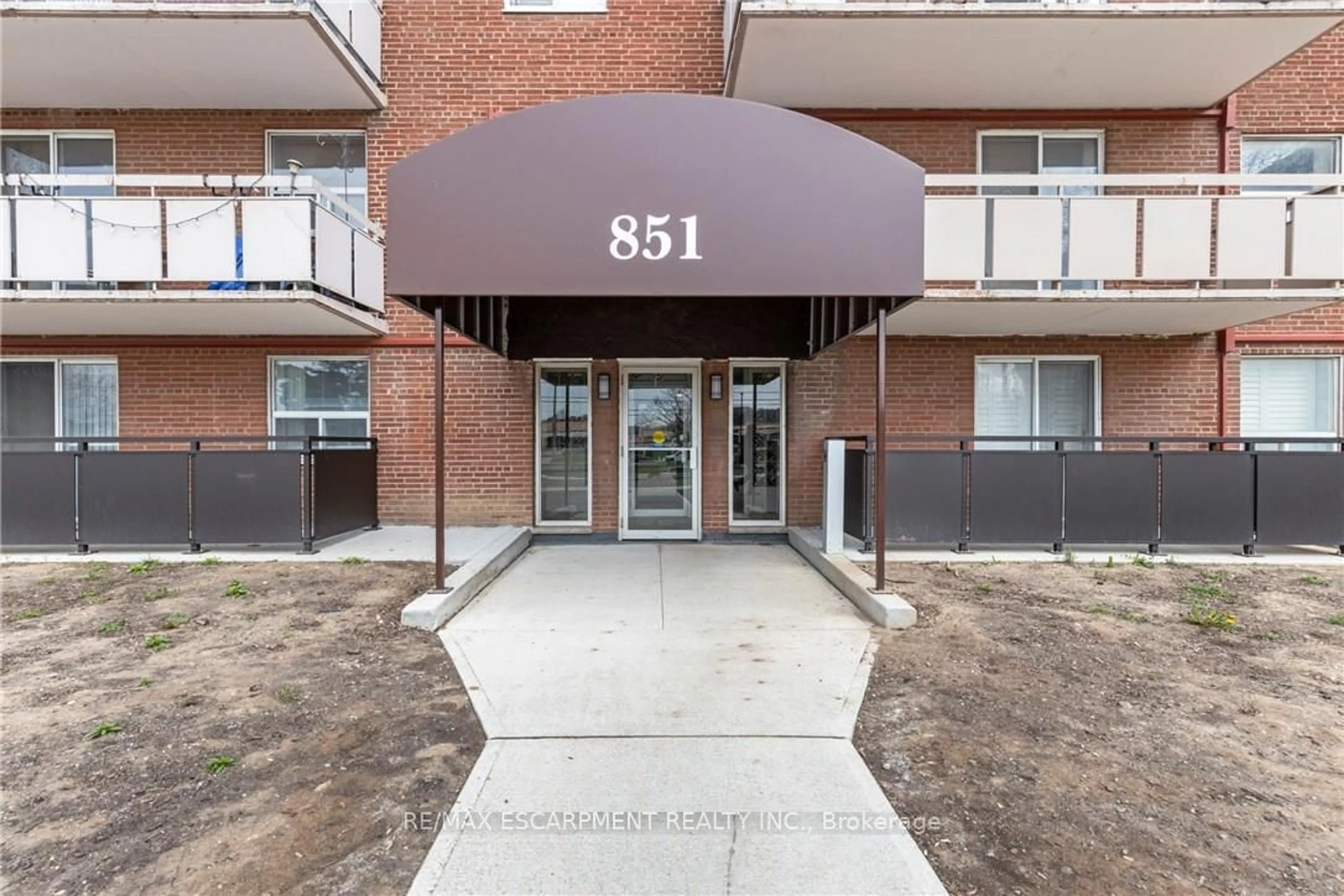 Indoor foyer for 851 Queenston Rd #105, Hamilton Ontario L8G 1B4