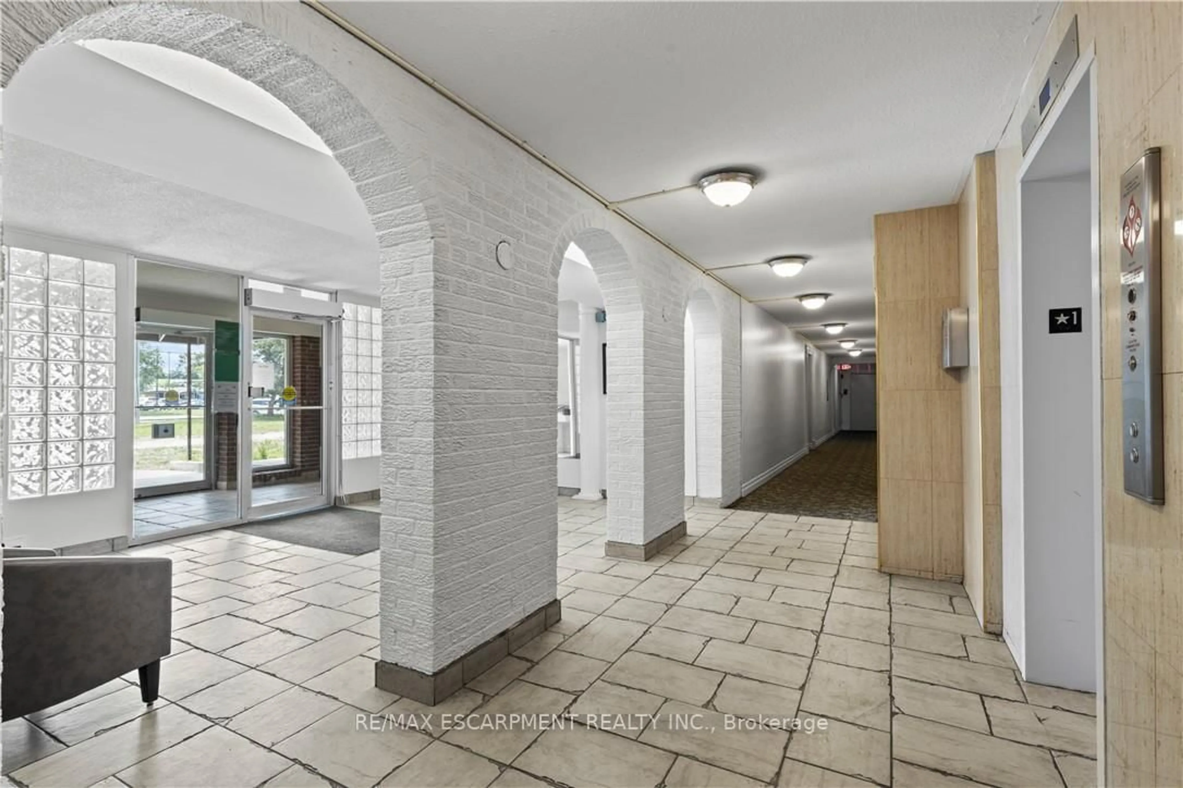 Indoor foyer for 851 Queenston Rd #105, Hamilton Ontario L8G 1B4