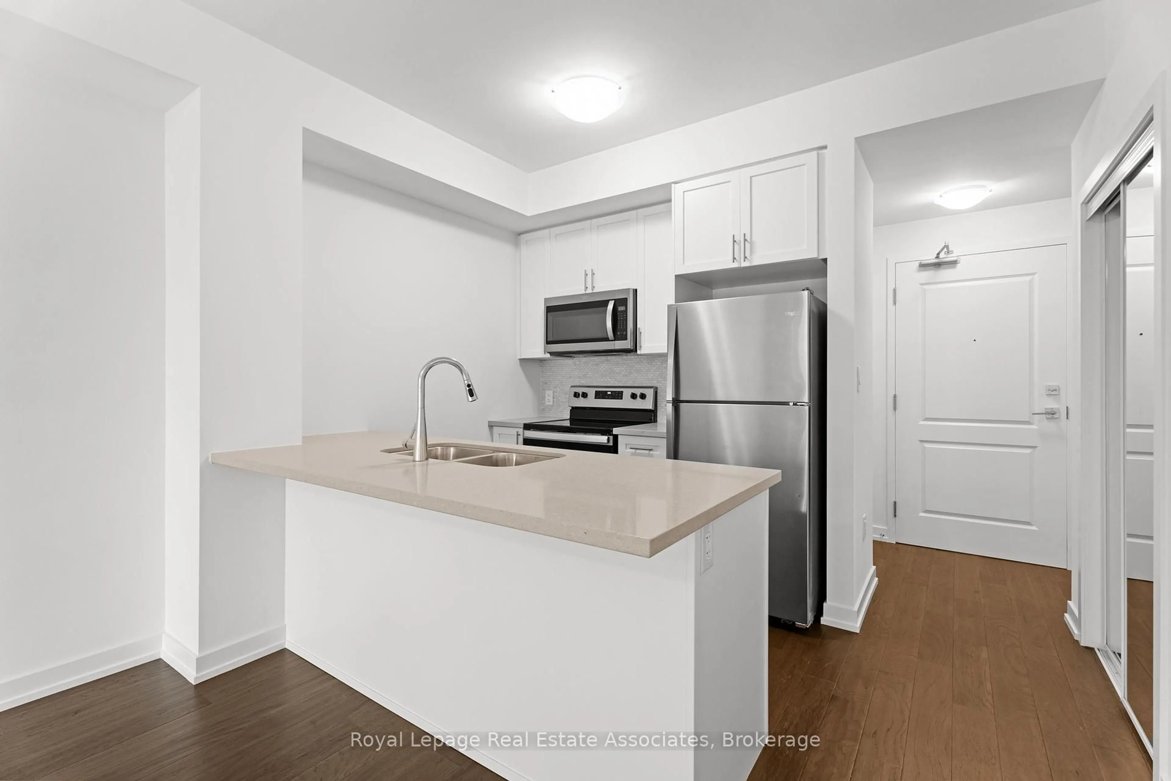 Standard kitchen, unknown for 460 Dundas St #434, Hamilton Ontario L8B 2A5