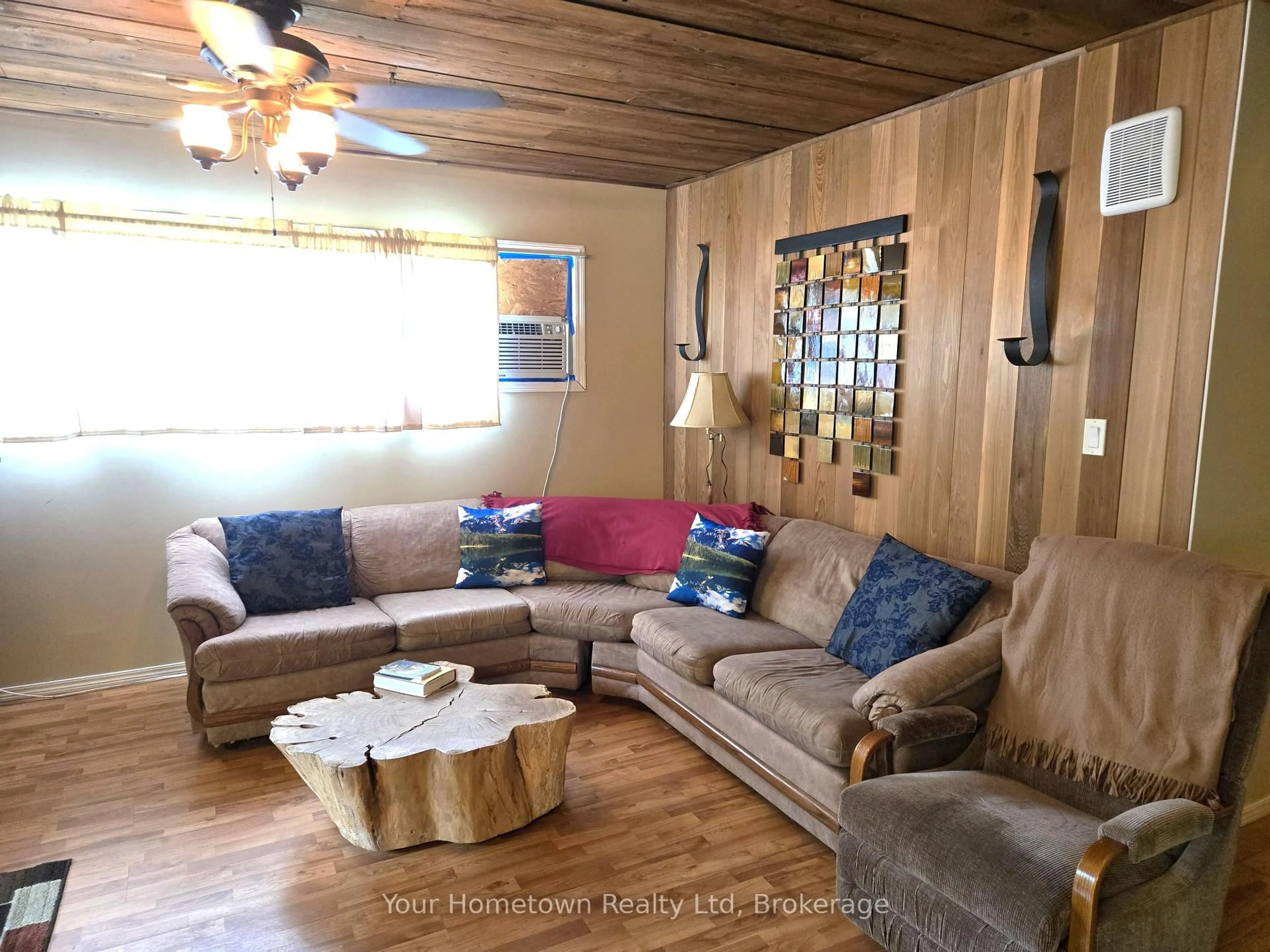 Living room with furniture, wood/laminate floor for 127 Cedar Cres, Centre Wellington Ontario N1M 2W5