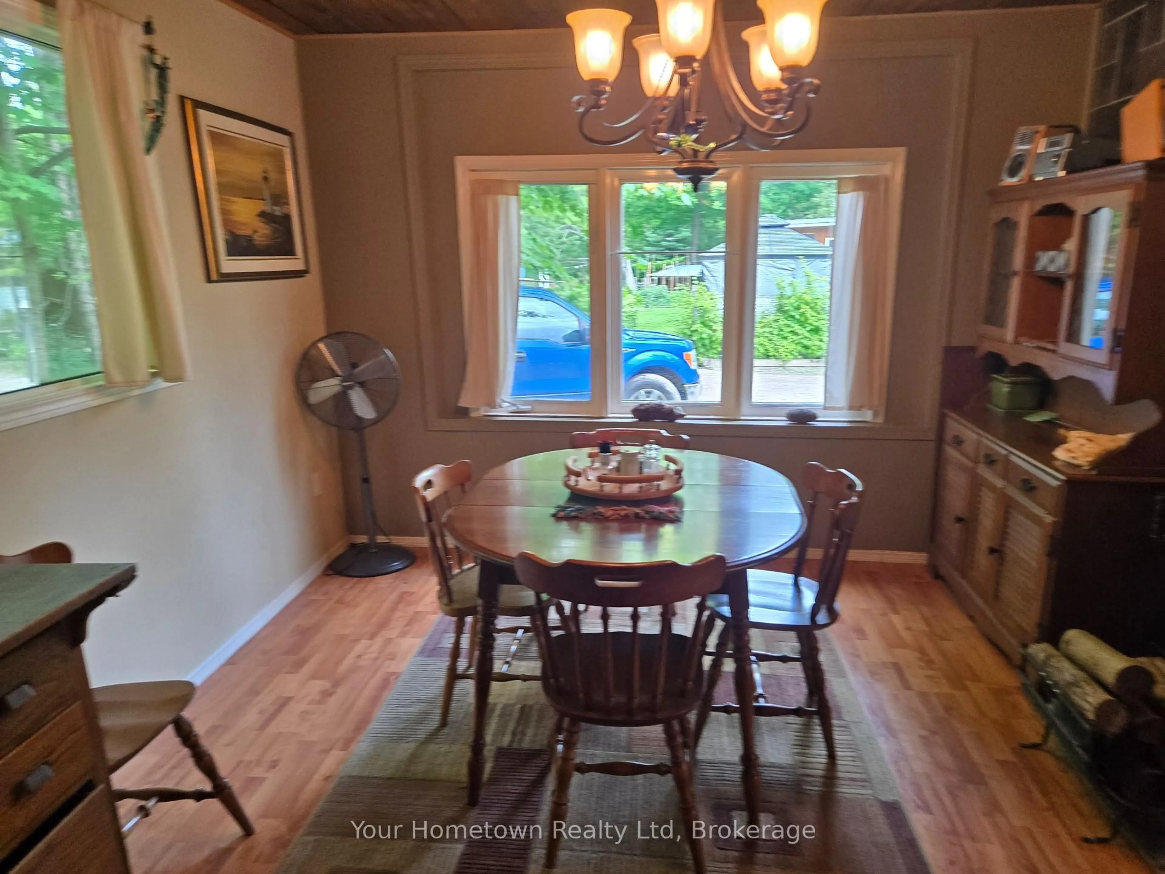 Dining room, wood/laminate floor for 127 Cedar Cres, Centre Wellington Ontario N1M 2W5