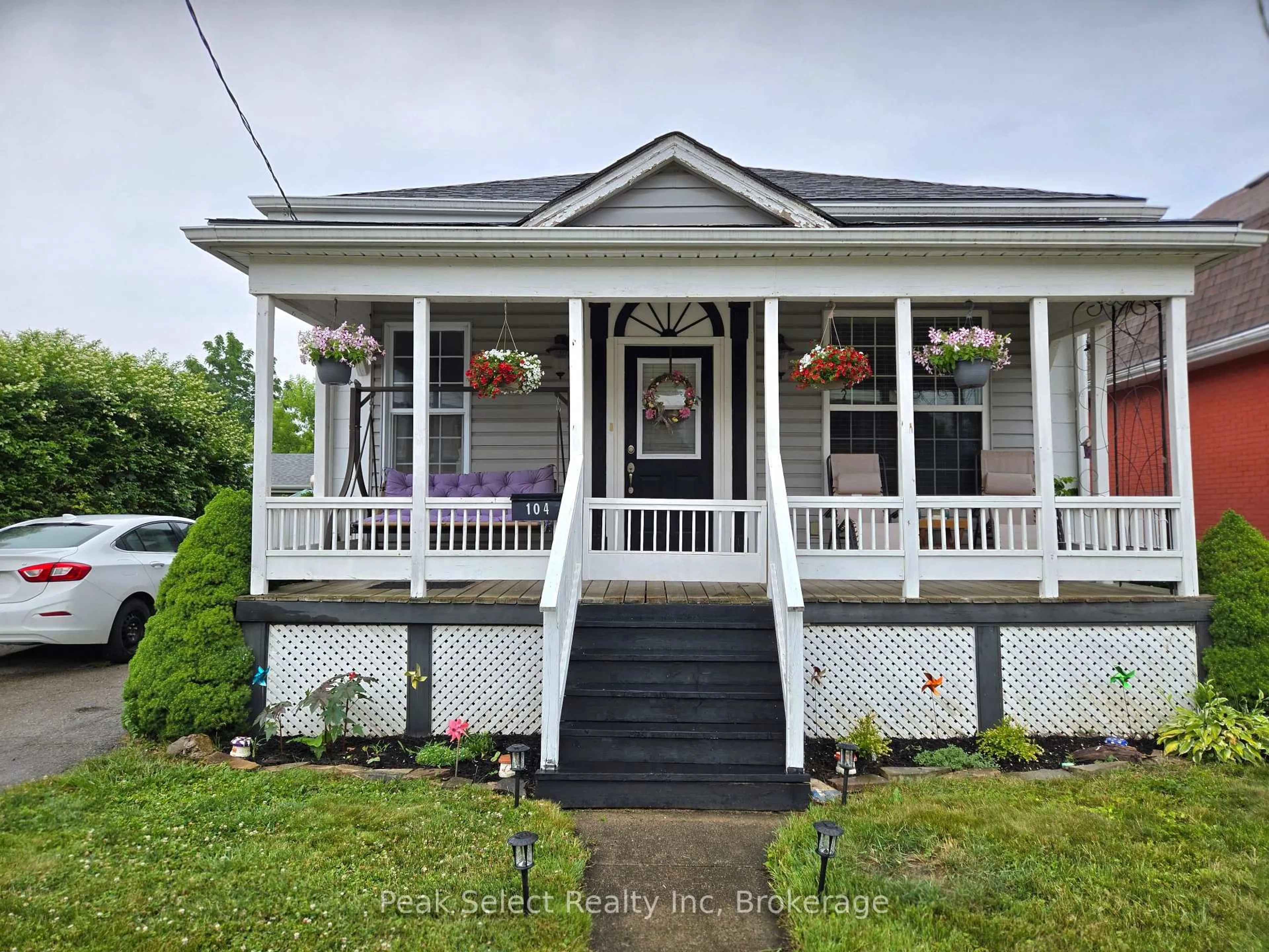 Home with vinyl exterior material, street for 104 Erie St, St. Thomas Ontario N5R 2N2