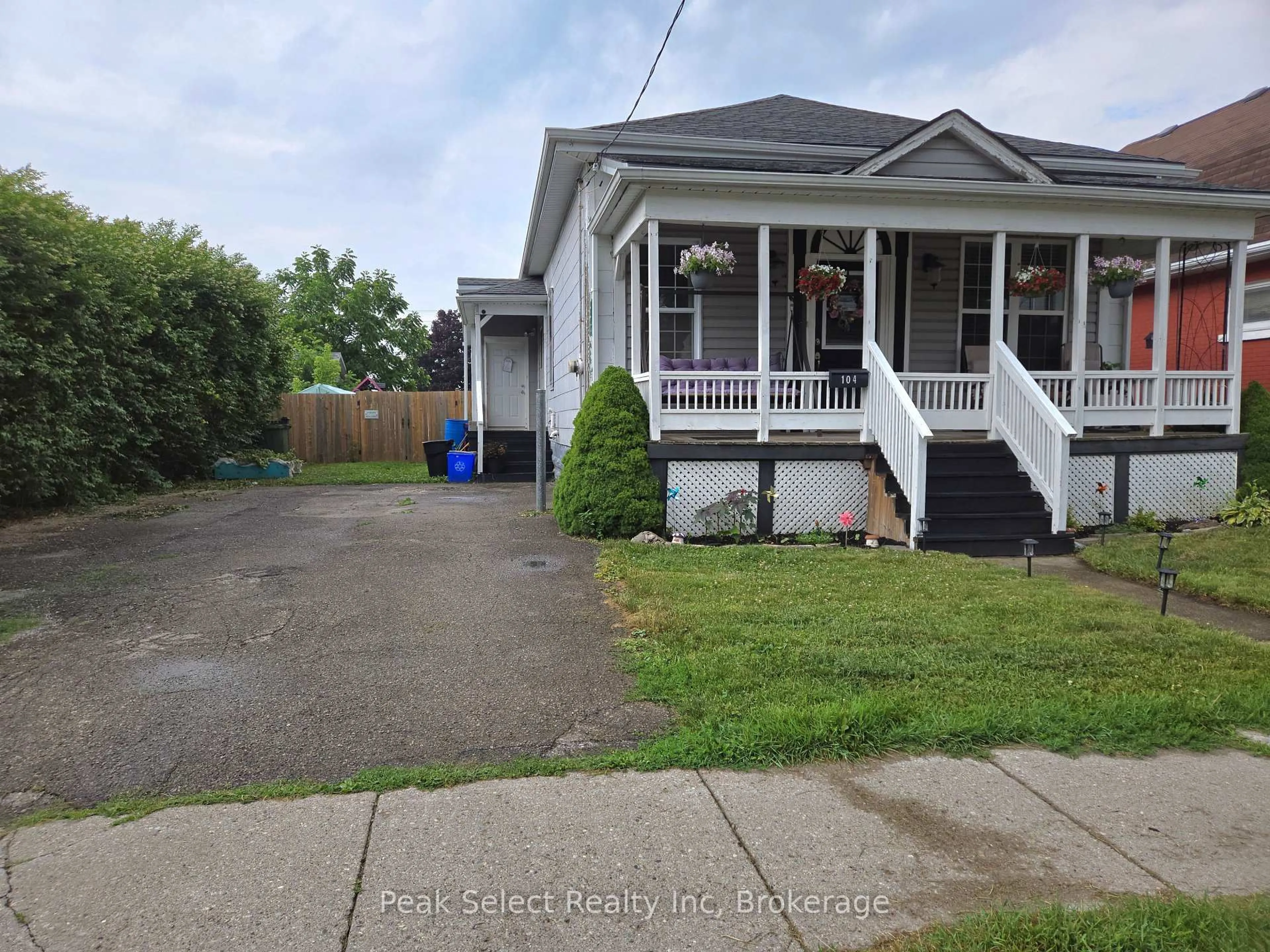 A pic from outside/outdoor area/front of a property/back of a property/a pic from drone, street for 104 Erie St, St. Thomas Ontario N5R 2N2