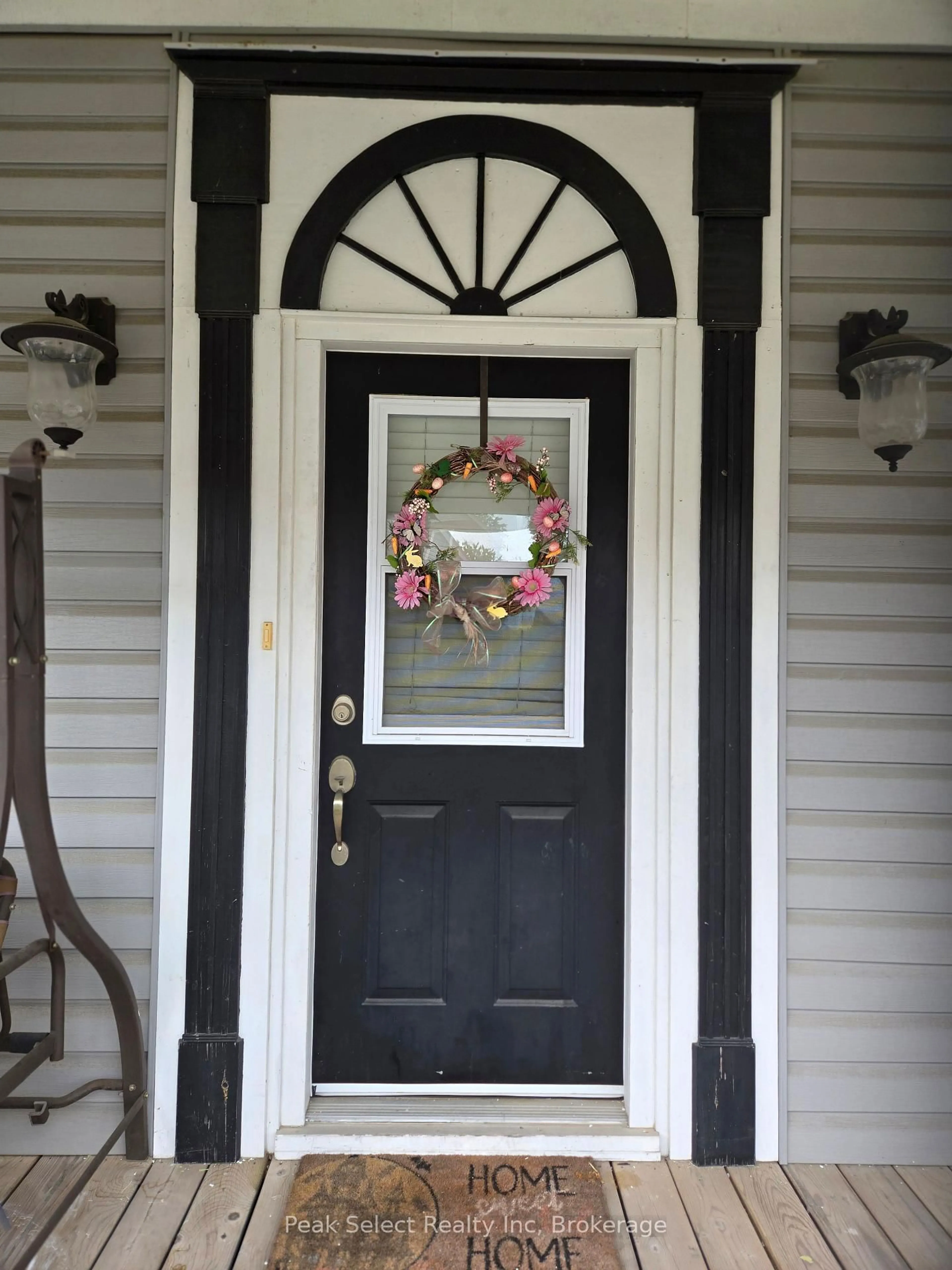 Indoor entryway for 104 Erie St, St. Thomas Ontario N5R 2N2