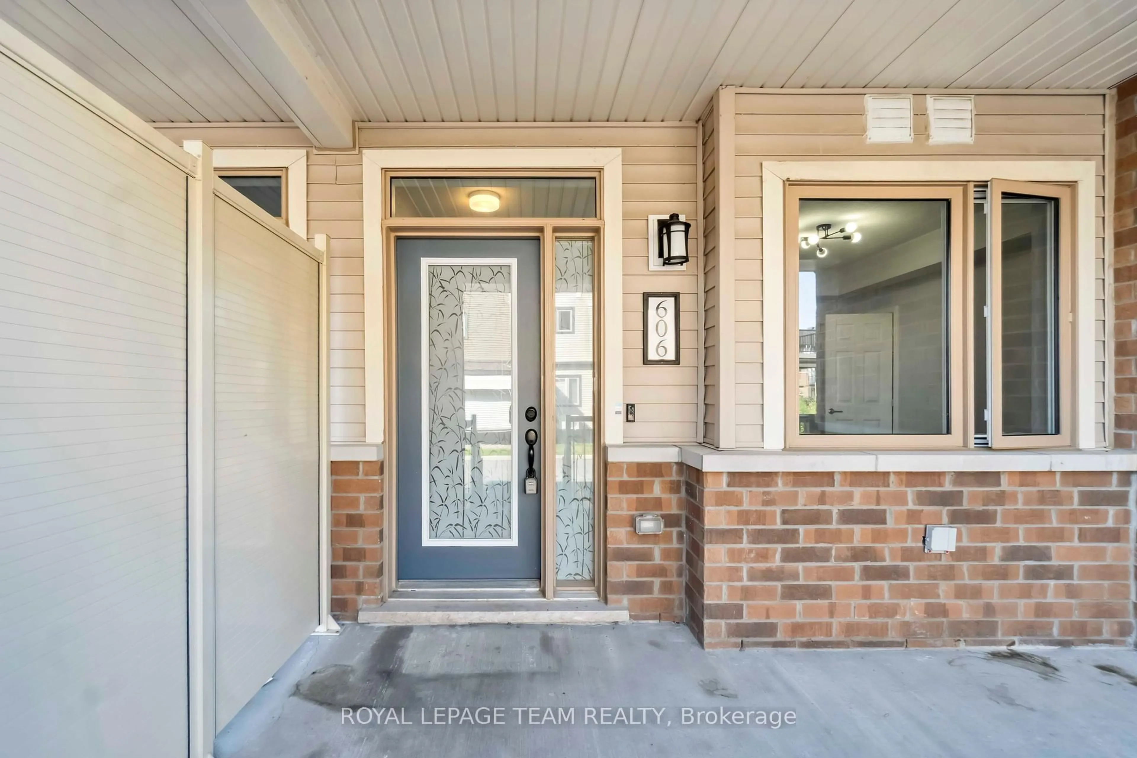 Indoor entryway for 606 Lapland Private, Ottawa Ontario K2V 0S2