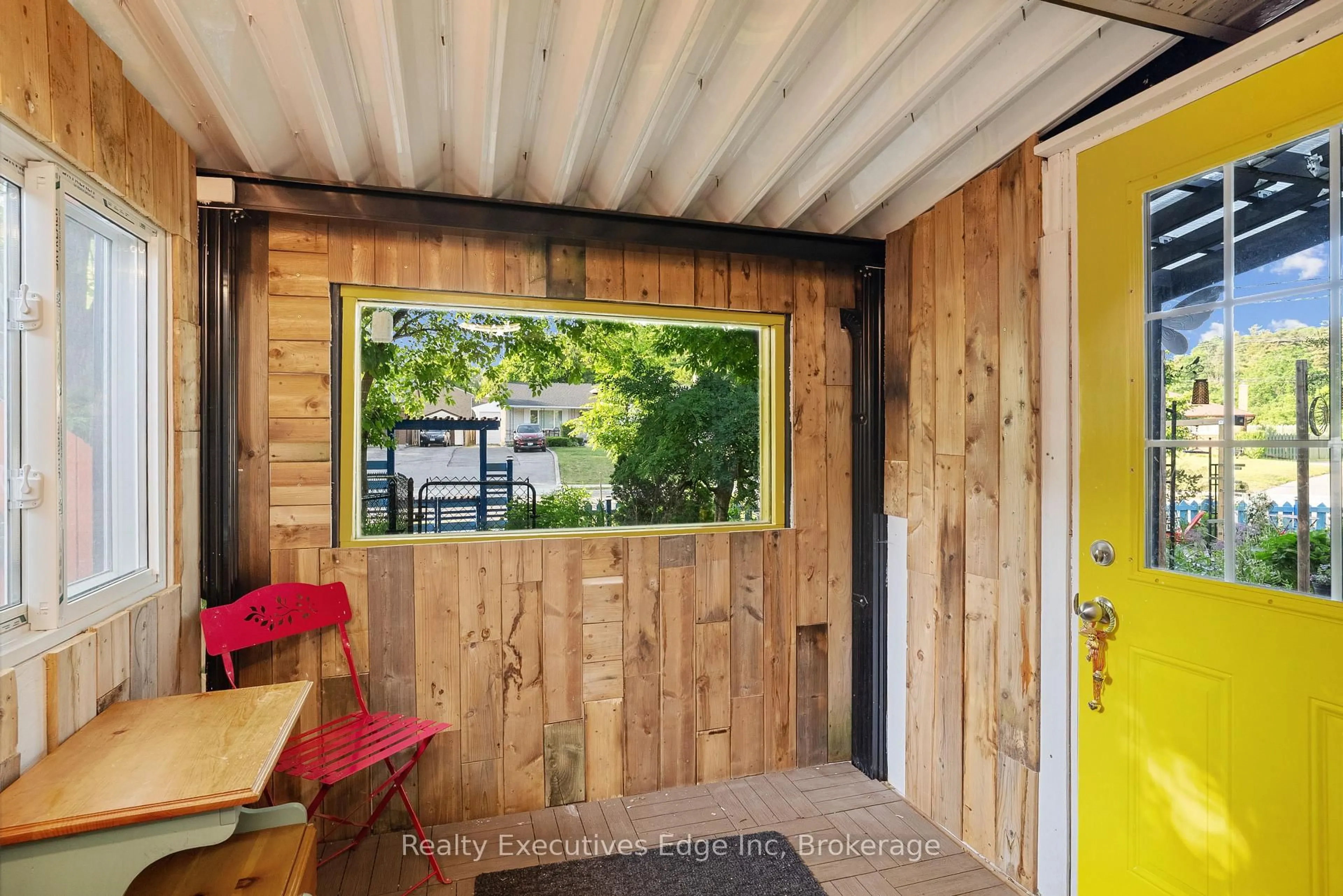 Indoor entryway for 309 Southill Dr, Kitchener Ontario N2A 2R2