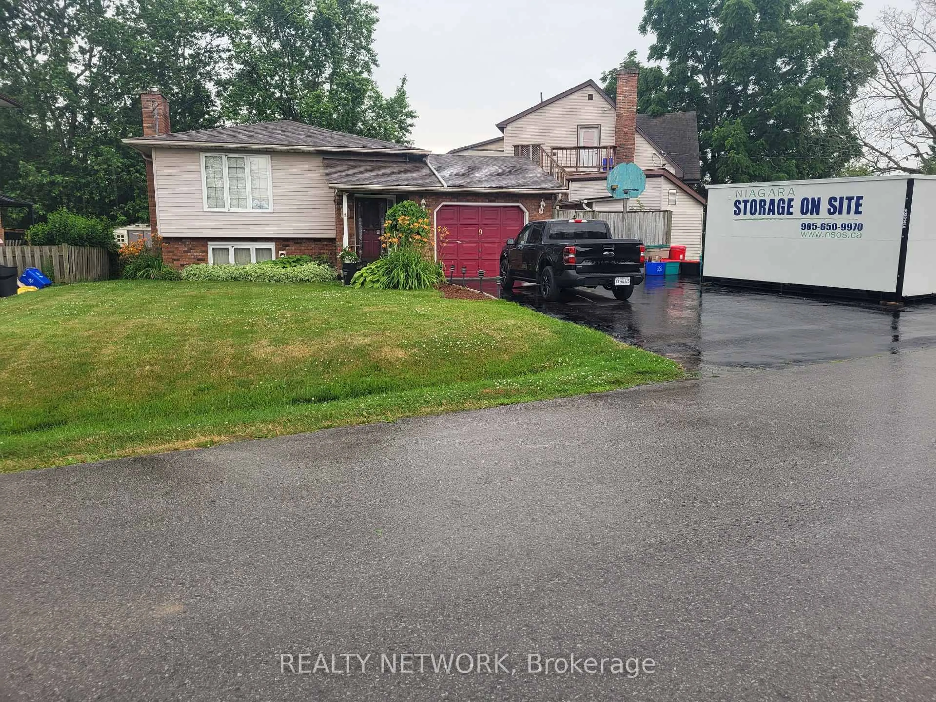 A pic from outside/outdoor area/front of a property/back of a property/a pic from drone, street for 9 Valley Rd, St. Catharines Ontario L2S 1Y7
