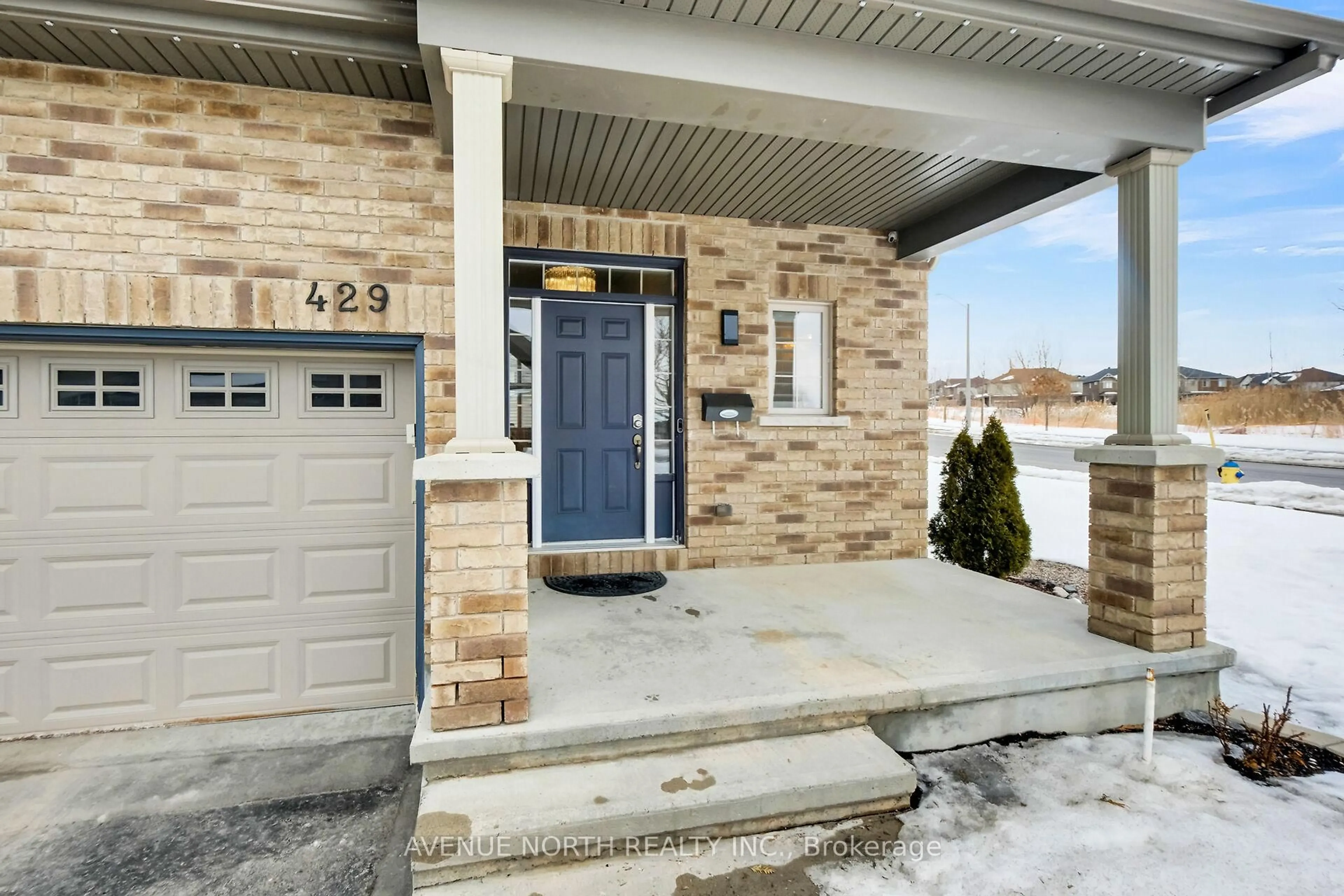 Indoor entryway for 429 Dovehaven St, Ottawa Ontario K1W 0H2