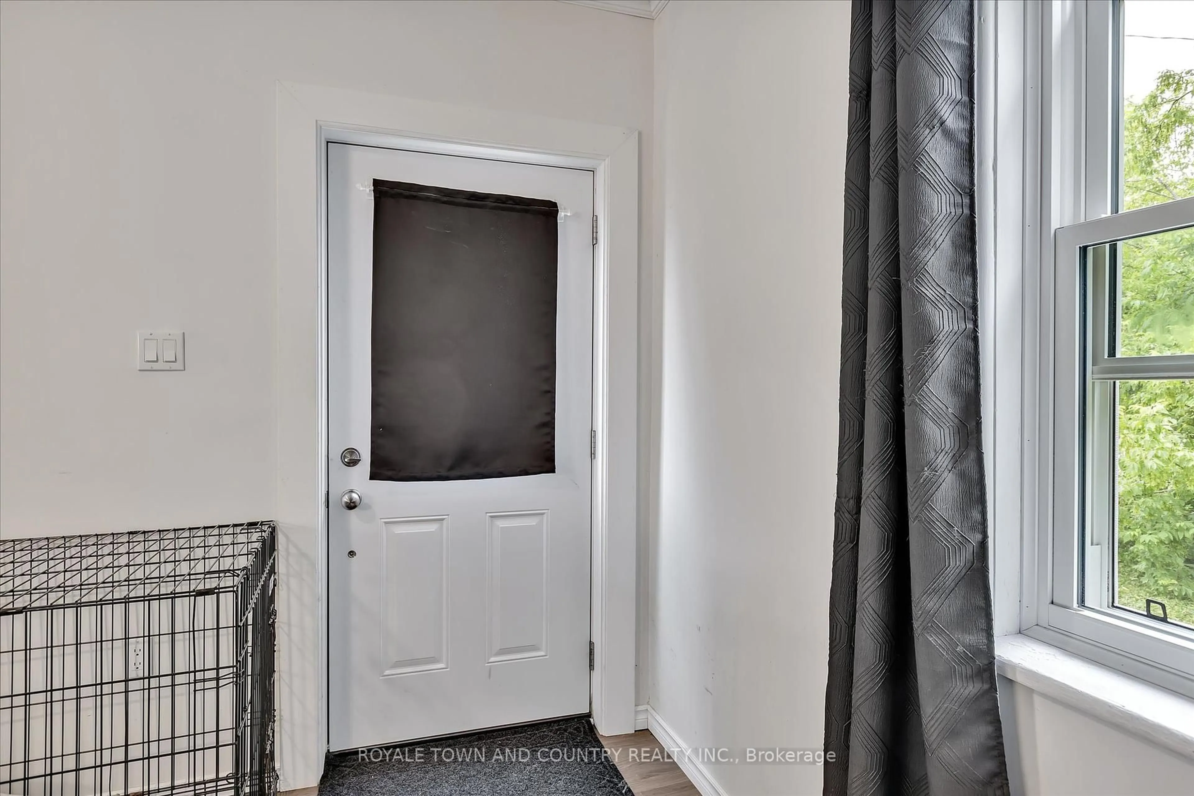 Indoor entryway for 13 Bertie St, Kawartha Lakes Ontario K9V 1N9