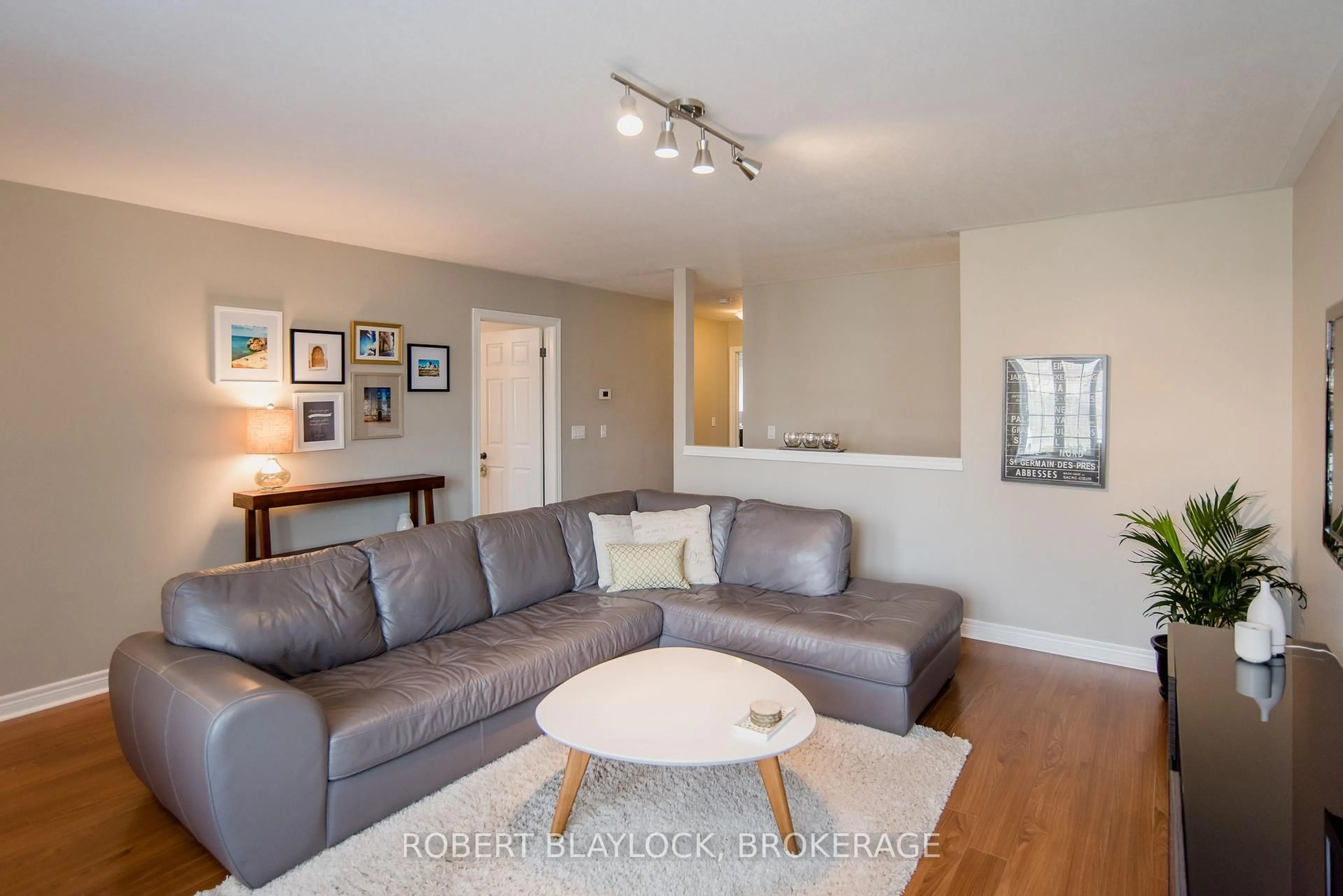 Living room with furniture, wood/laminate floor for 4555 Carriage Rd, Lincoln Ontario L0R 1B5