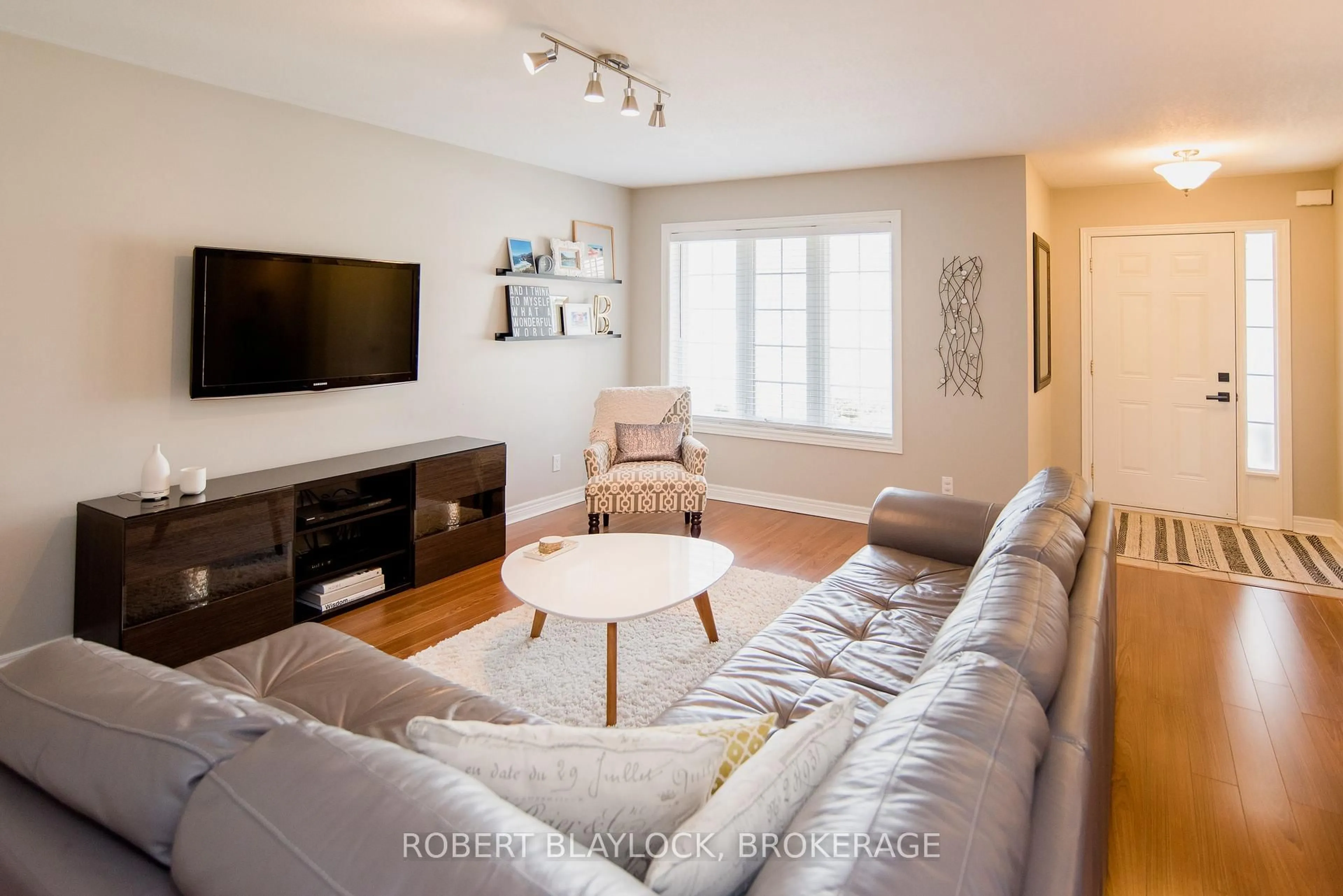 Living room with furniture, wood/laminate floor for 4555 Carriage Rd, Lincoln Ontario L0R 1B5
