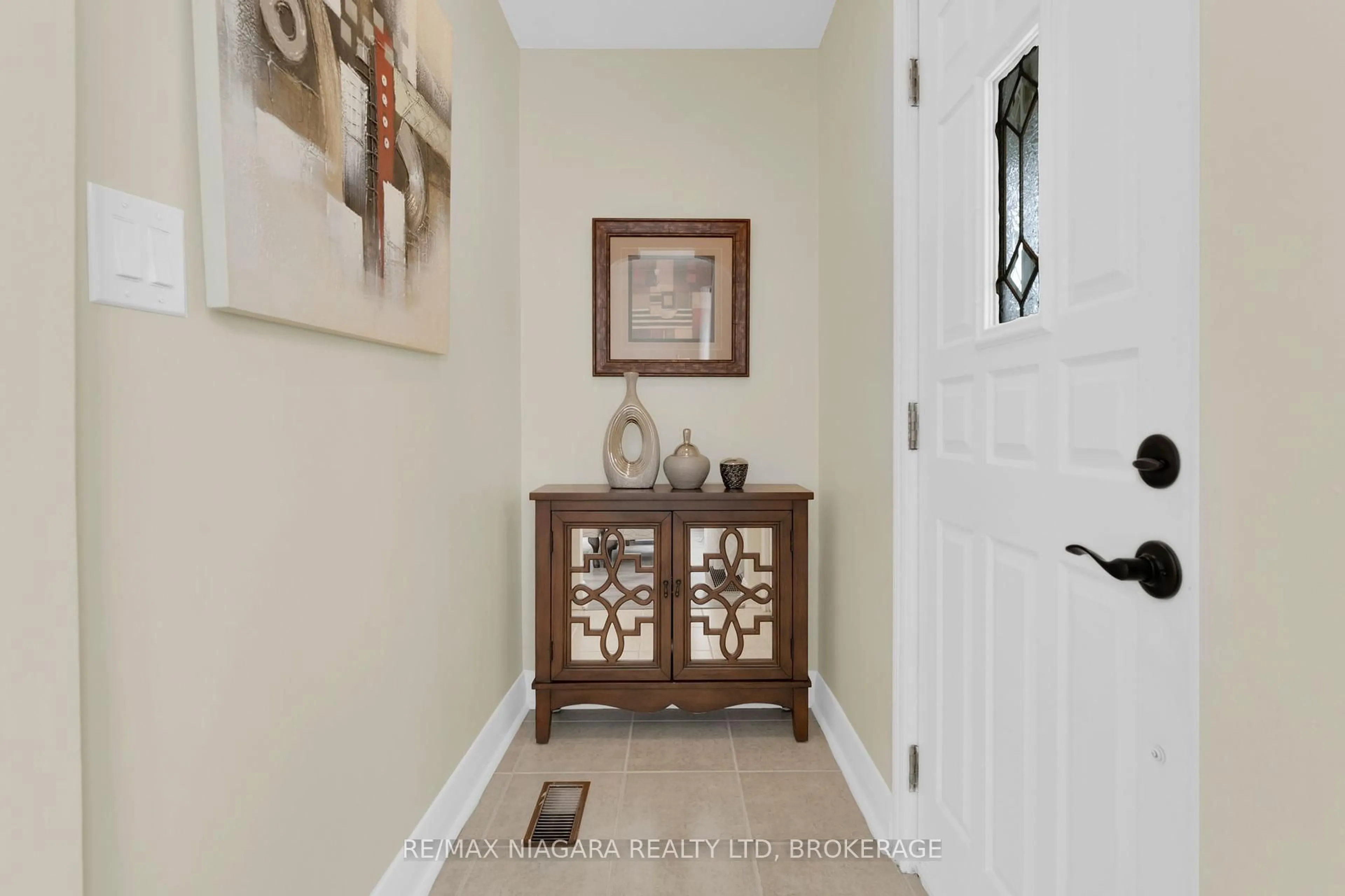 Indoor entryway for 6140 Collins Dr, Niagara Falls Ontario L2G 2S2