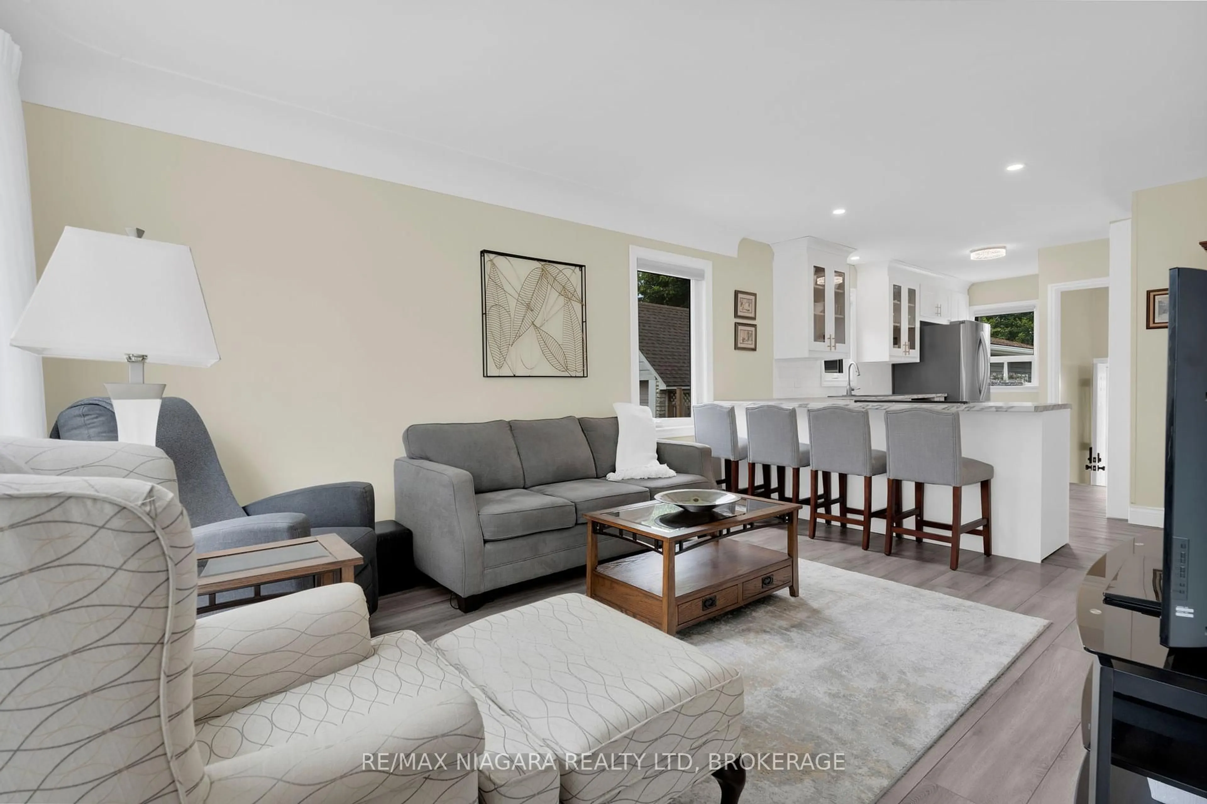 Living room with furniture, unknown for 6140 Collins Dr, Niagara Falls Ontario L2G 2S2