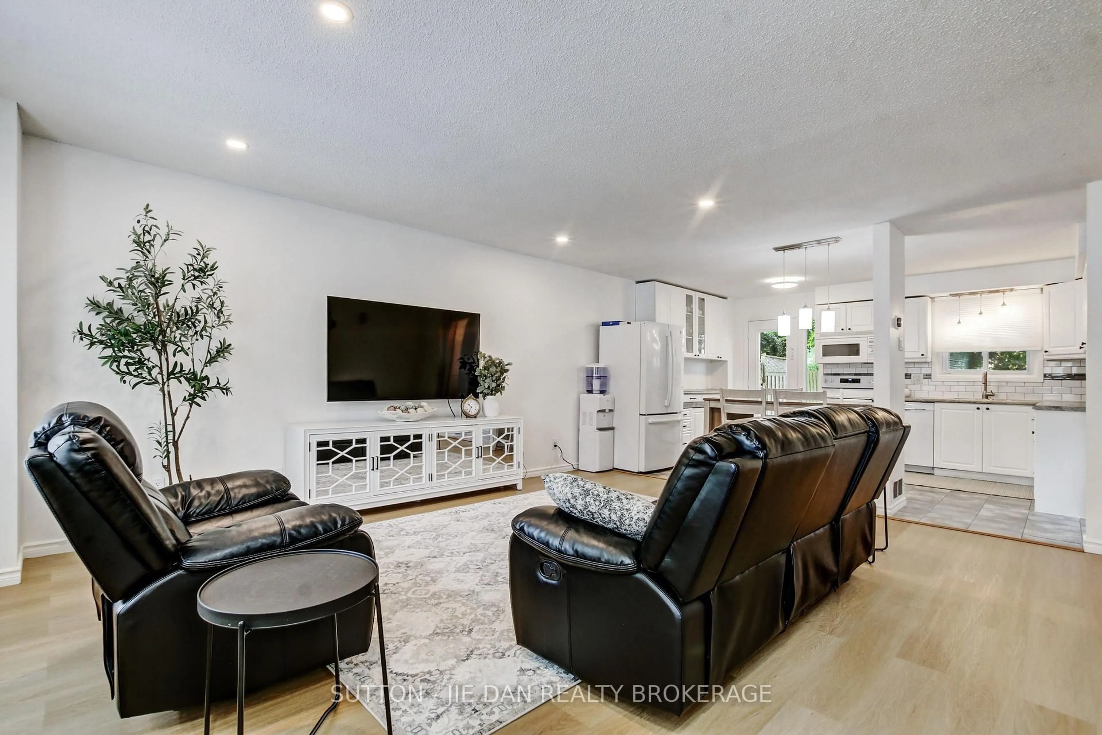 Living room with furniture, unknown for 55 CONSTABLE Crt, London North Ontario N6G 3N7