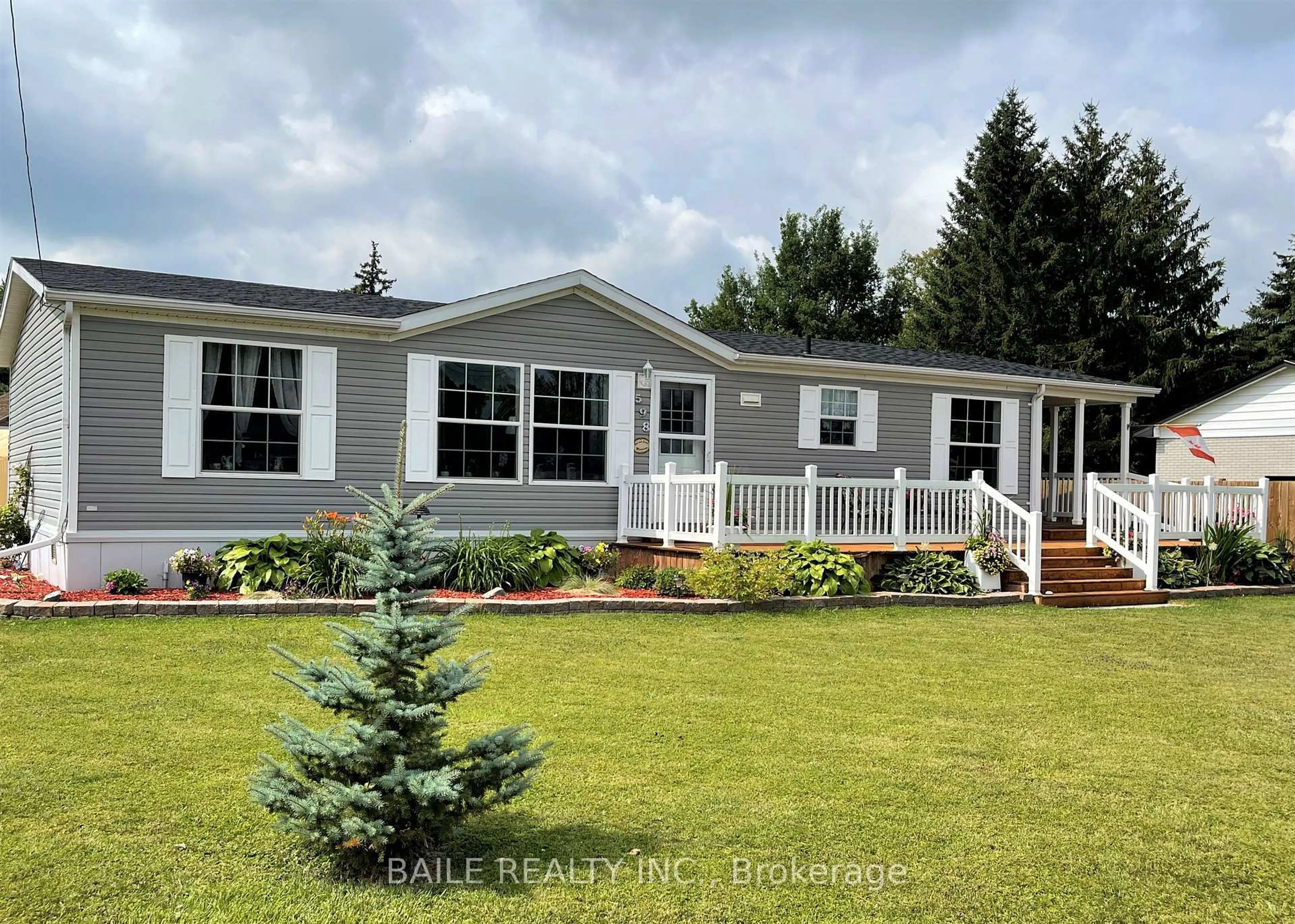 Home with vinyl exterior material, water/lake/river/ocean view for 598 Gold St, Warwick Ontario N0M 2S0