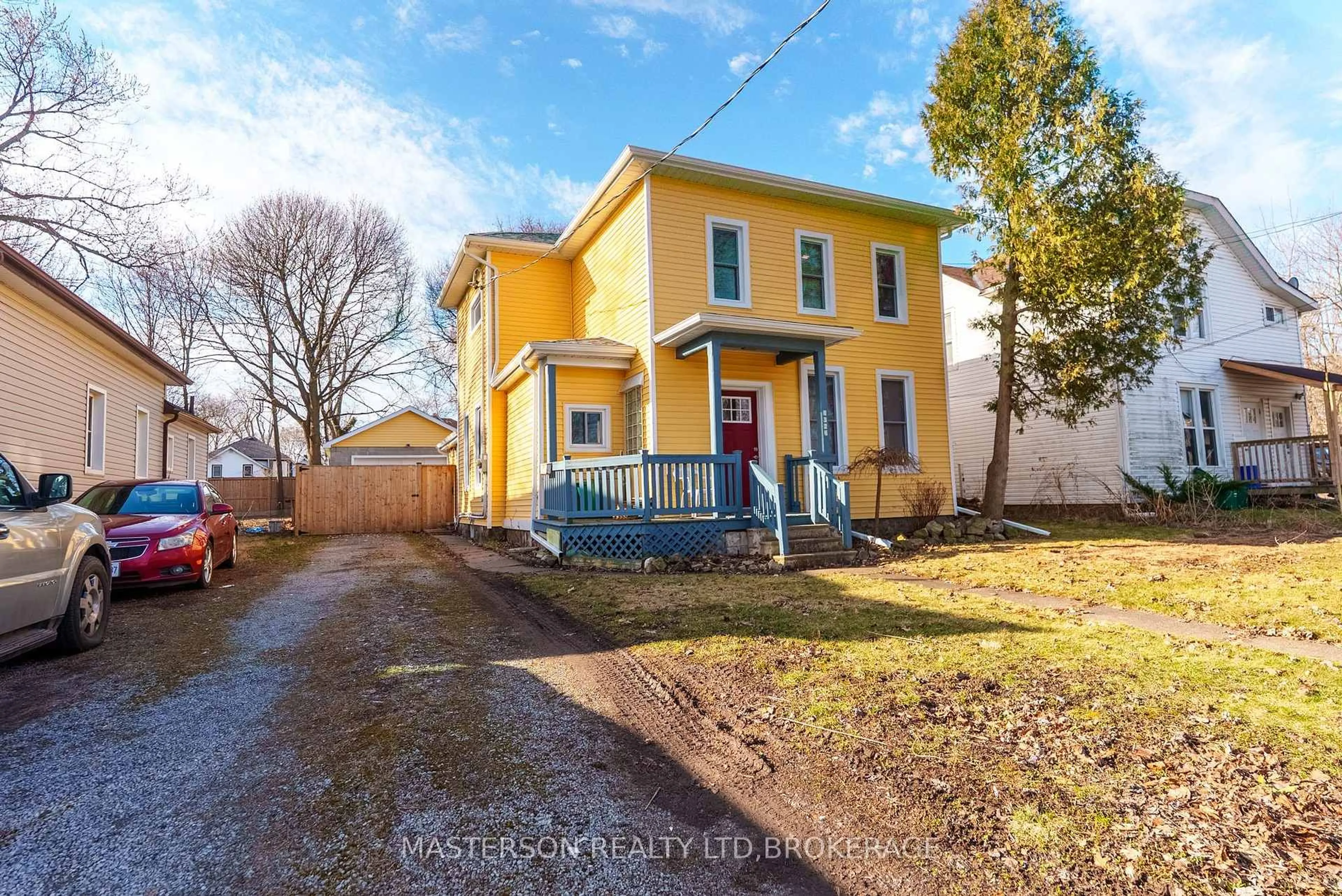 A pic from outside/outdoor area/front of a property/back of a property/a pic from drone, street for 4326 Ellis St, Niagara Falls Ontario L2E 1H1