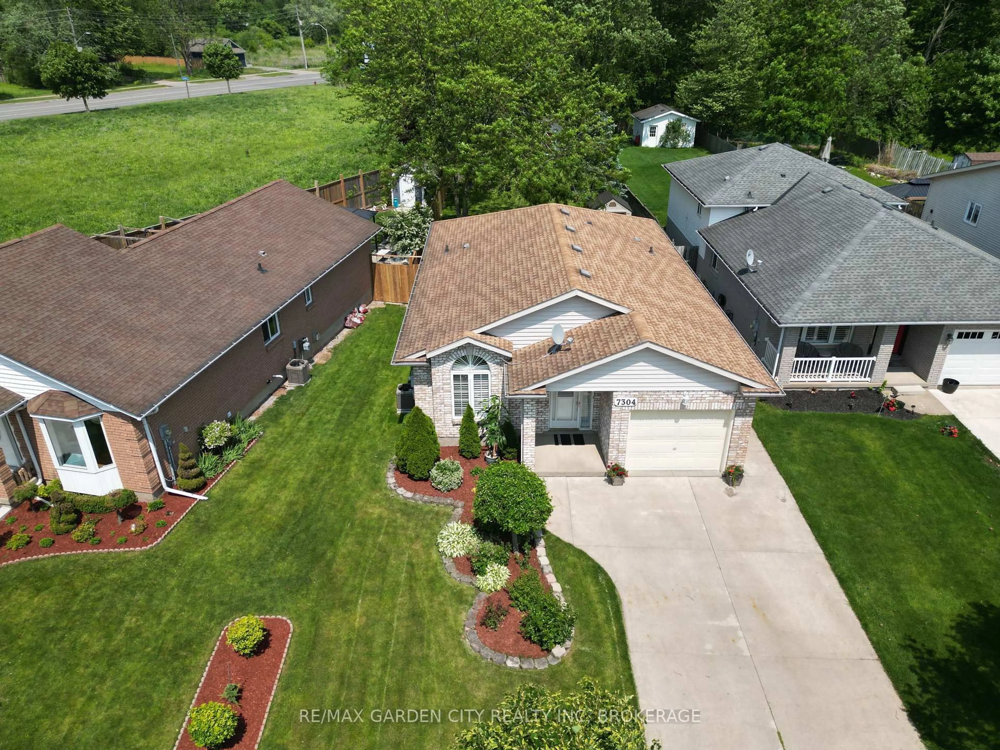 A pic from outside/outdoor area/front of a property/back of a property/a pic from drone, street for 7304 Alex Ave, Niagara Falls Ontario L2G 7V4