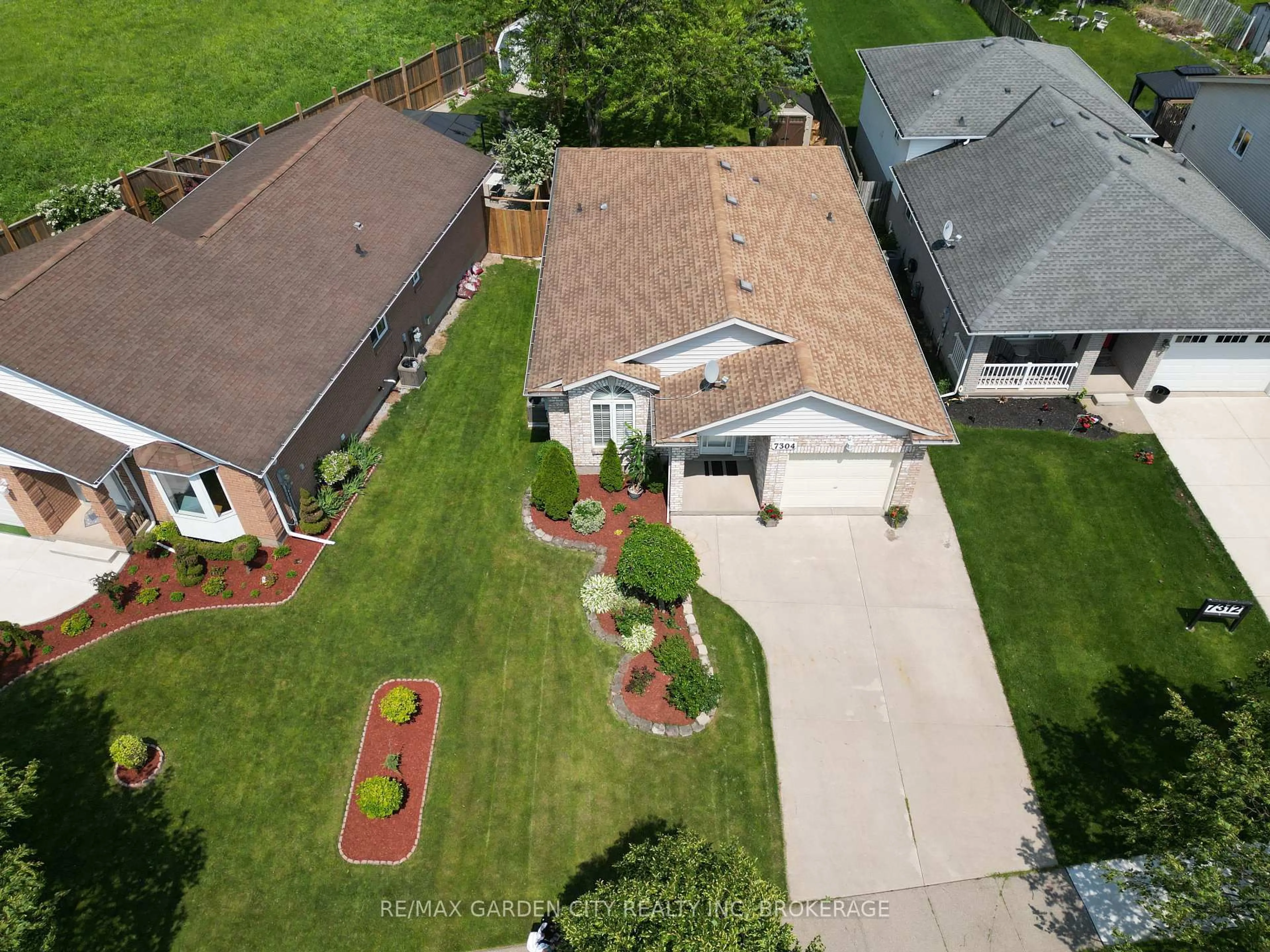 A pic from outside/outdoor area/front of a property/back of a property/a pic from drone, street for 7304 Alex Ave, Niagara Falls Ontario L2G 7V4
