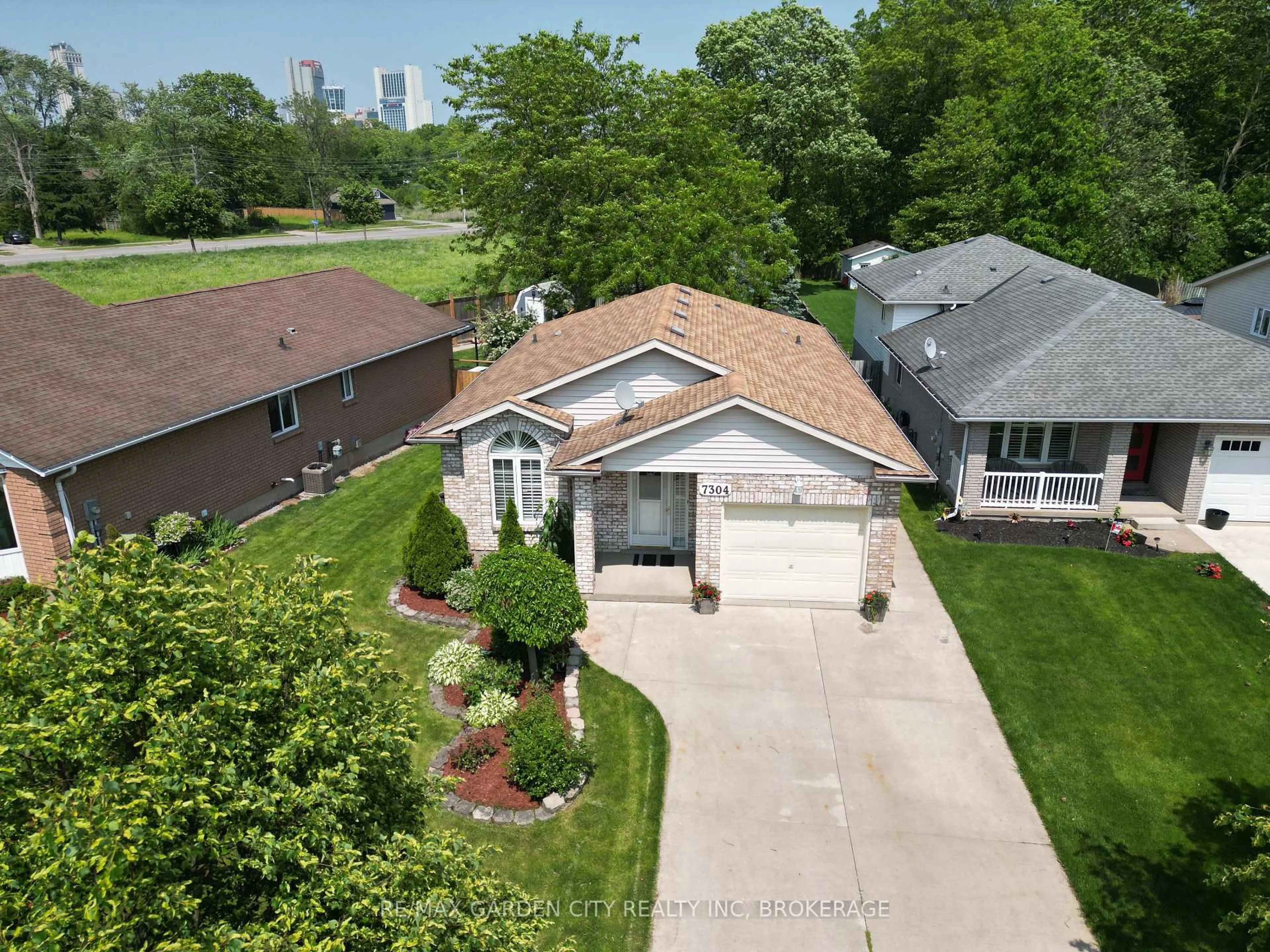 A pic from outside/outdoor area/front of a property/back of a property/a pic from drone, unknown for 7304 Alex Ave, Niagara Falls Ontario L2G 7V4
