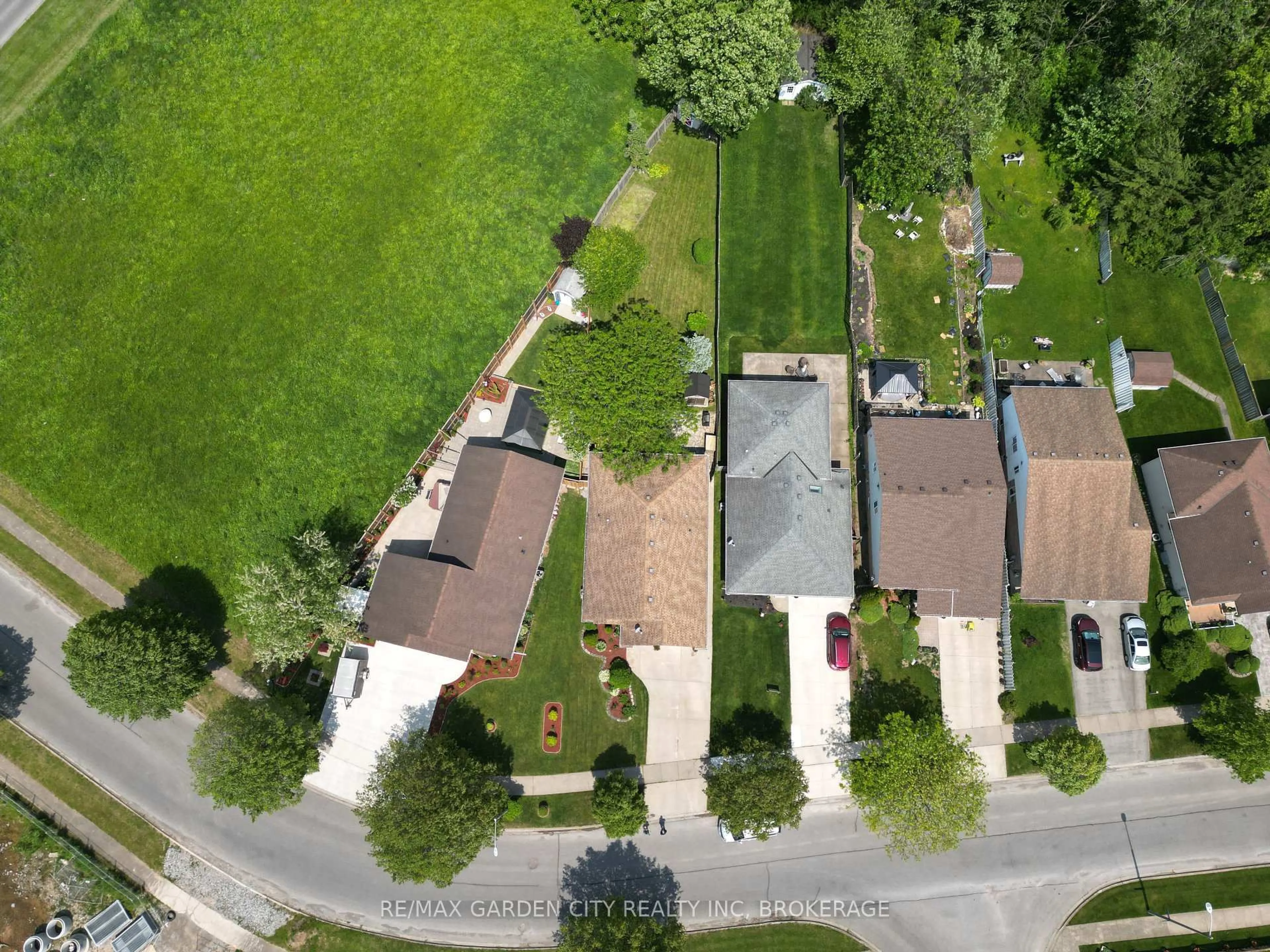 A pic from outside/outdoor area/front of a property/back of a property/a pic from drone, street for 7304 Alex Ave, Niagara Falls Ontario L2G 7V4