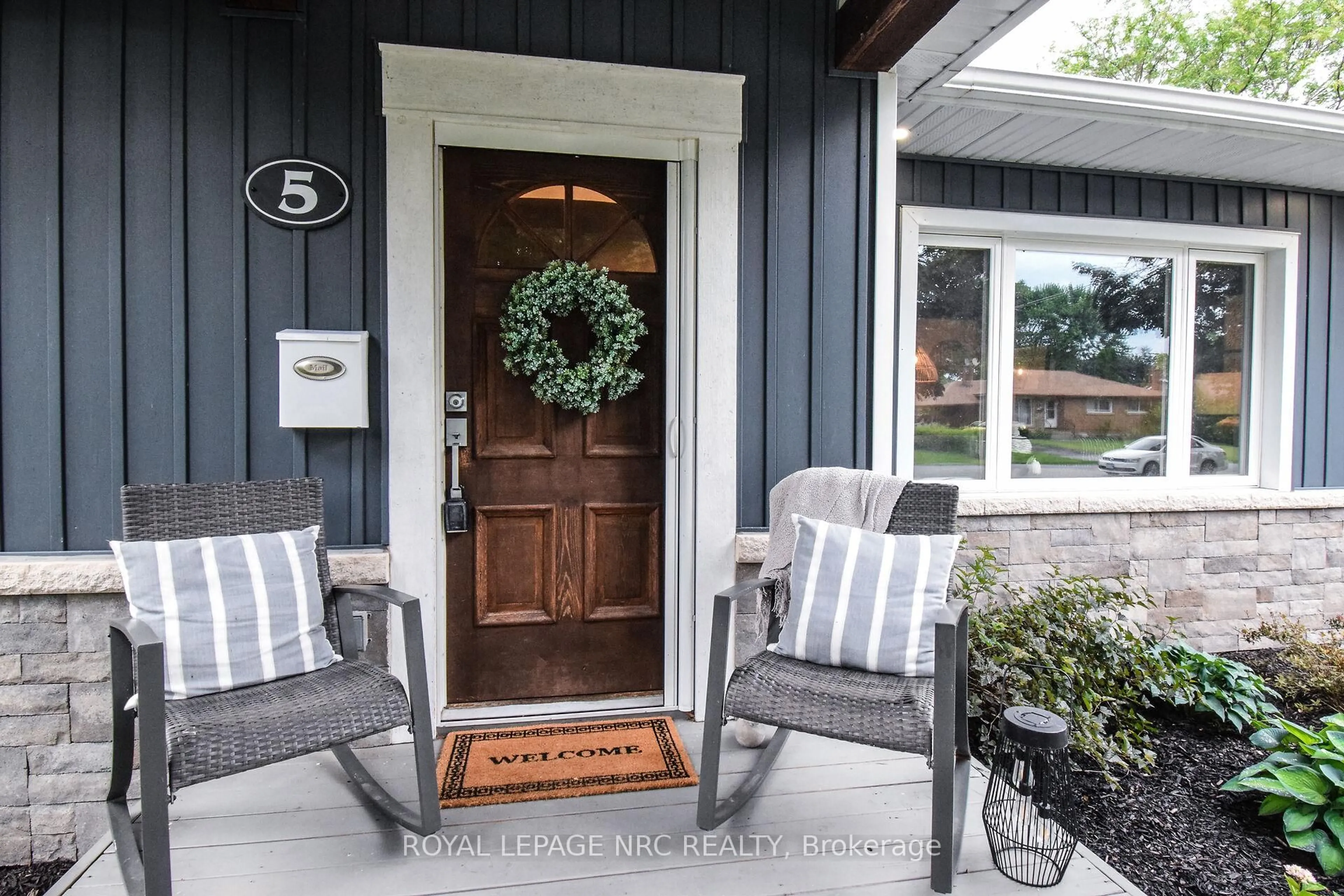 Indoor entryway for 5 Marsten Dr, St. Catharines Ontario L2N 3C5