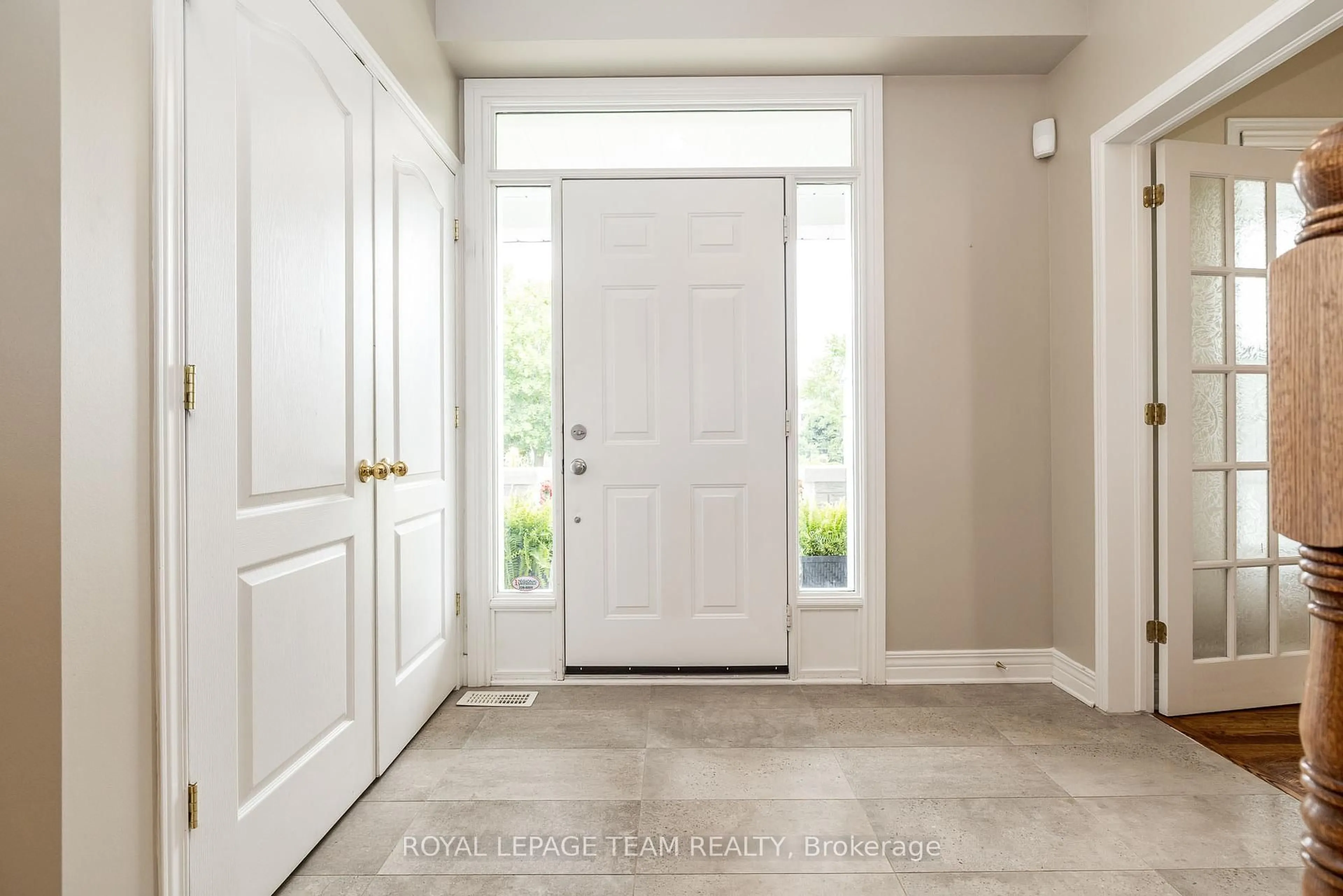 Indoor entryway for 10 Beechgrove Gdns, Stittsville Ontario K2S 1W5