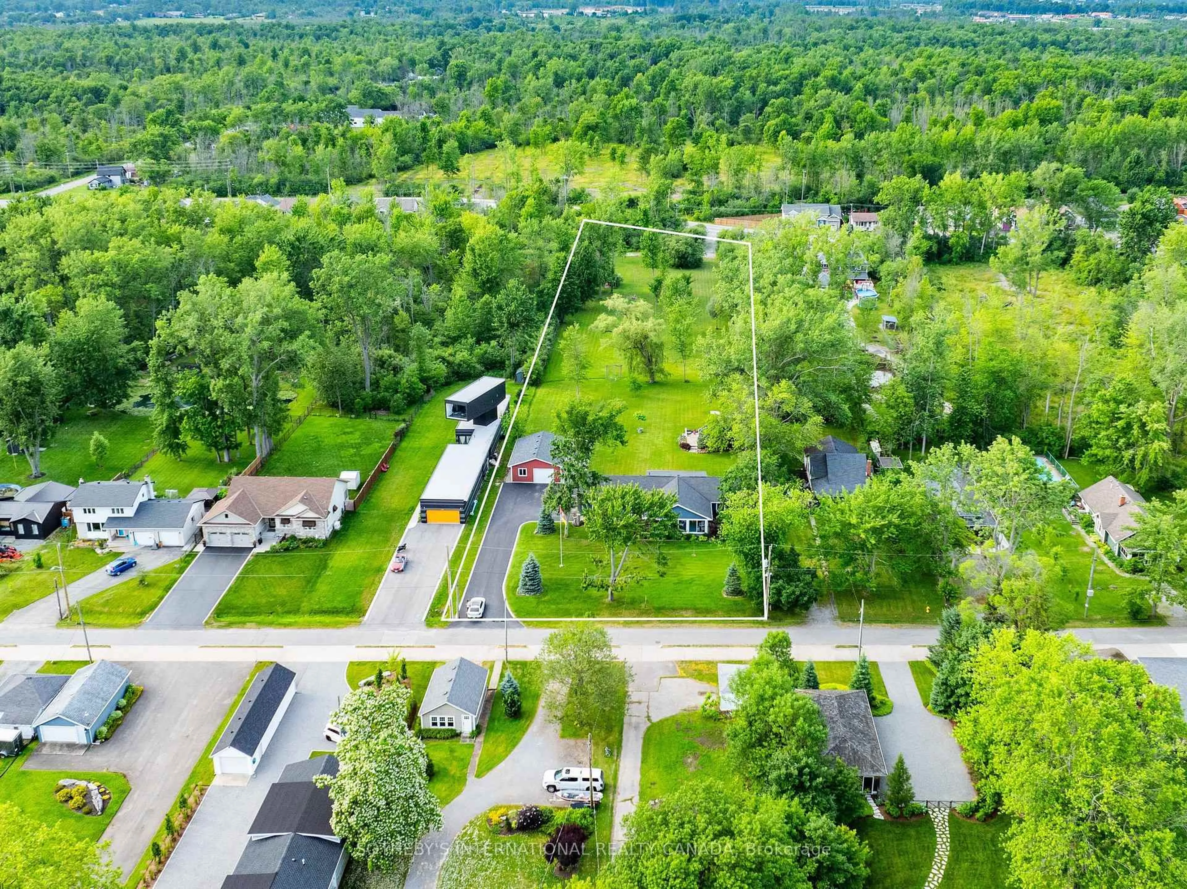A pic from outside/outdoor area/front of a property/back of a property/a pic from drone, forest/trees view for 880 Edgemere Rd, Fort Erie Ontario L2A 1A8