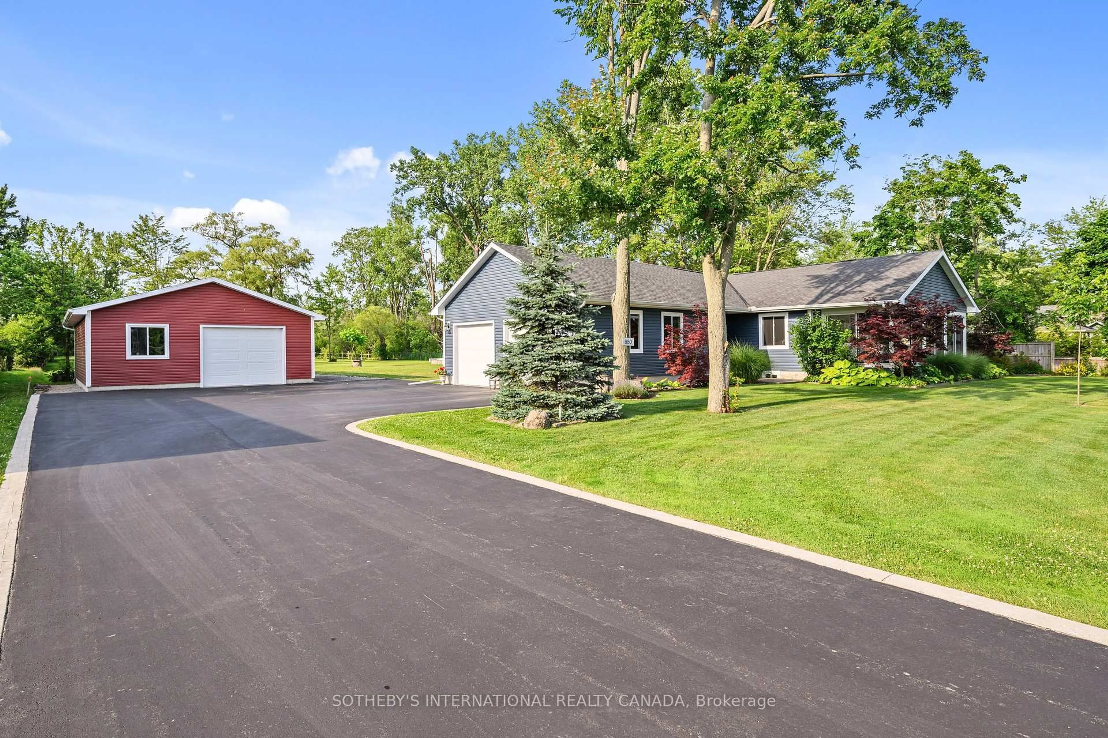 A pic from outside/outdoor area/front of a property/back of a property/a pic from drone, street for 880 Edgemere Rd, Fort Erie Ontario L2A 1A8