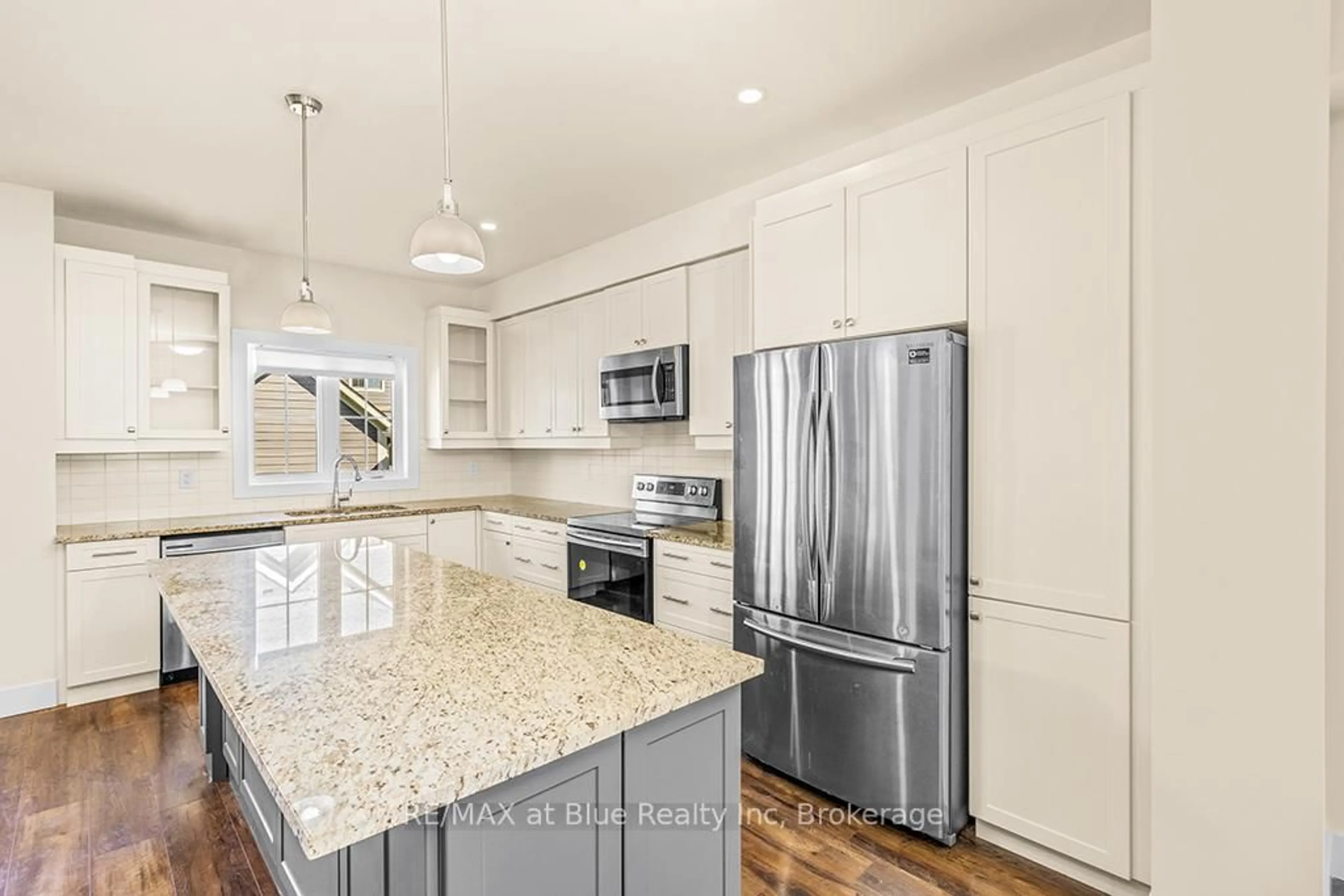 Open concept kitchen, ceramic/tile floor for 181 Yellow Birch Cres, Blue Mountains Ontario L9Y 0Z3