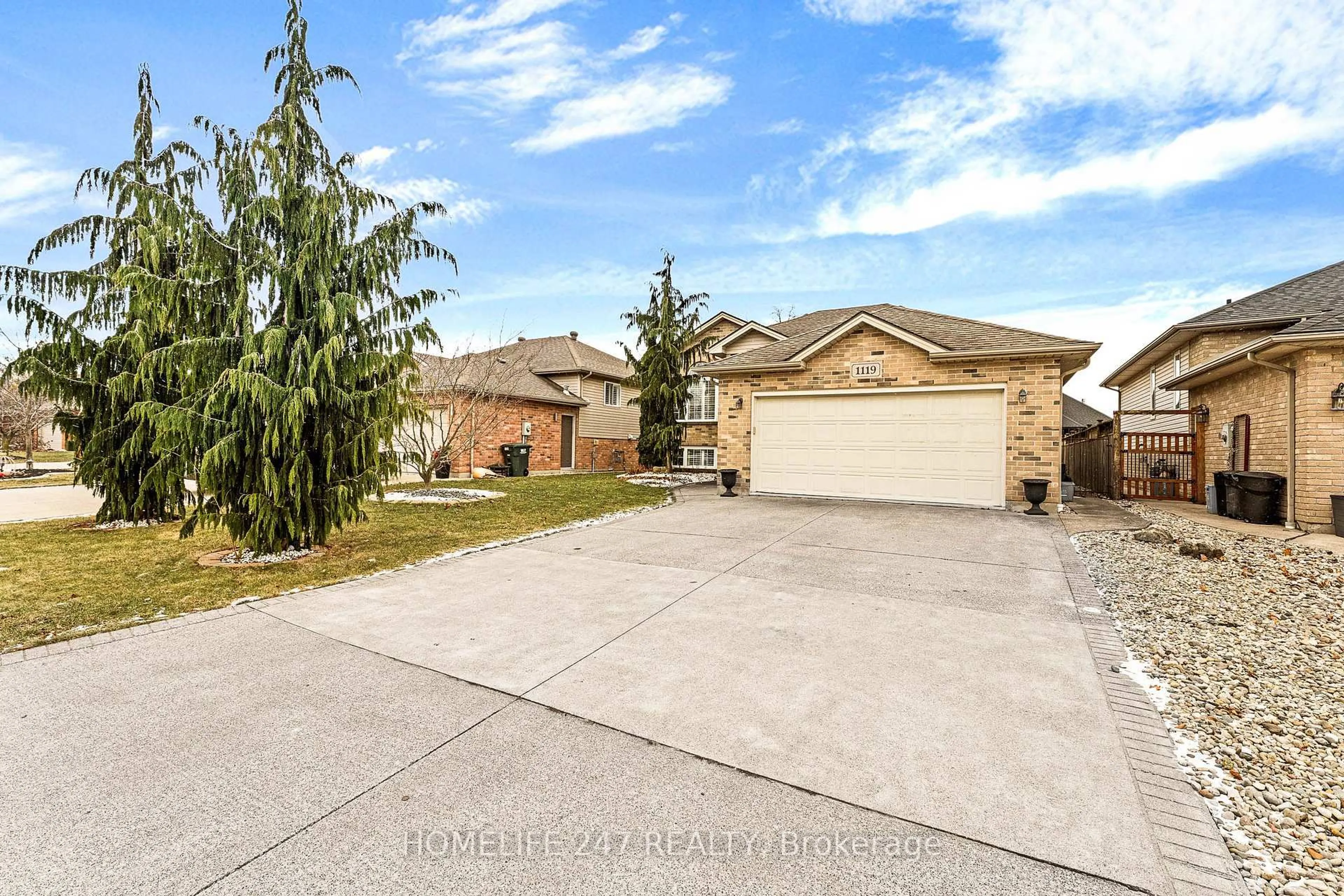 A pic from outside/outdoor area/front of a property/back of a property/a pic from drone, street for 1119 Monarch Meadows Dr, Lakeshore Ontario N8L 0W5