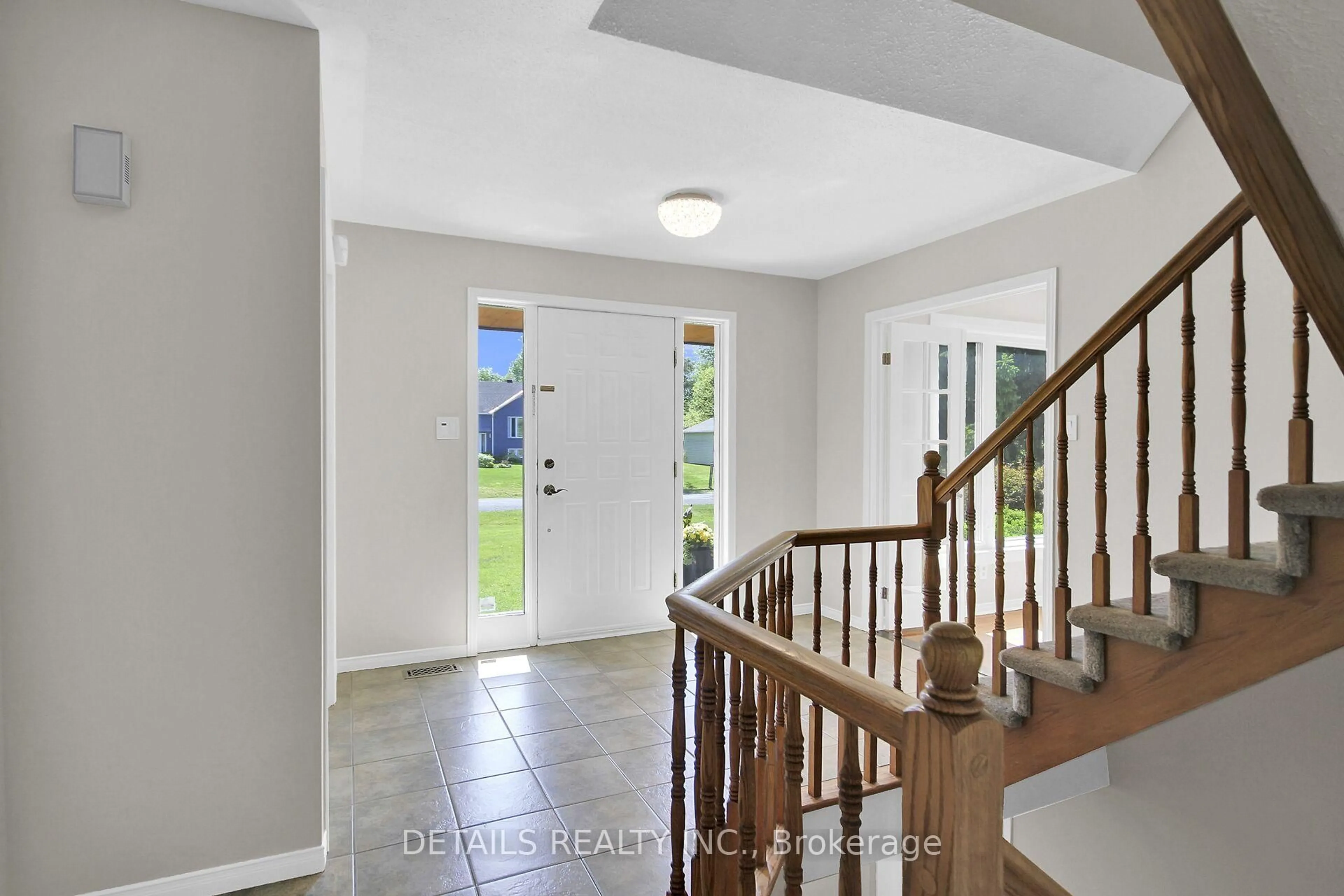 Indoor entryway for 1362 Cornfield Cres, Ottawa Ontario K4P 1E6