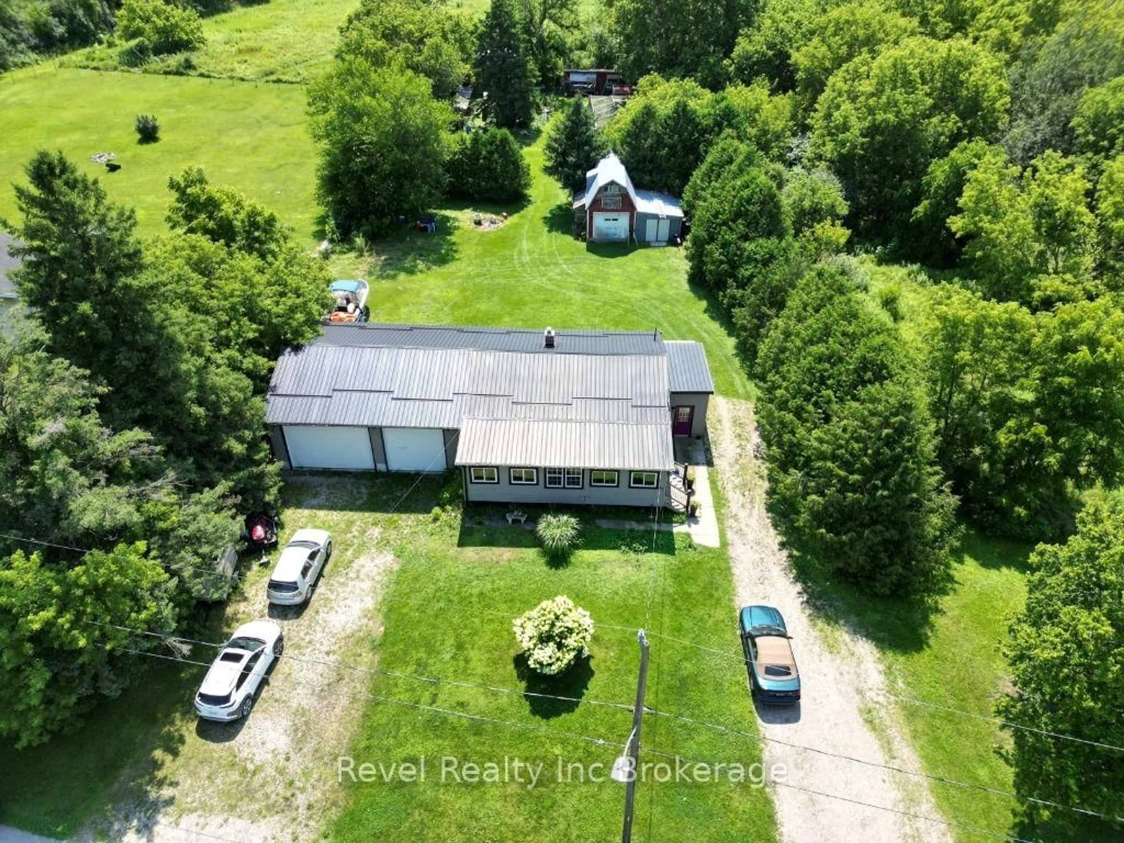 A pic from outside/outdoor area/front of a property/back of a property/a pic from drone, building for 47 Mckeand St, Ingersoll Ontario N5C 3H7