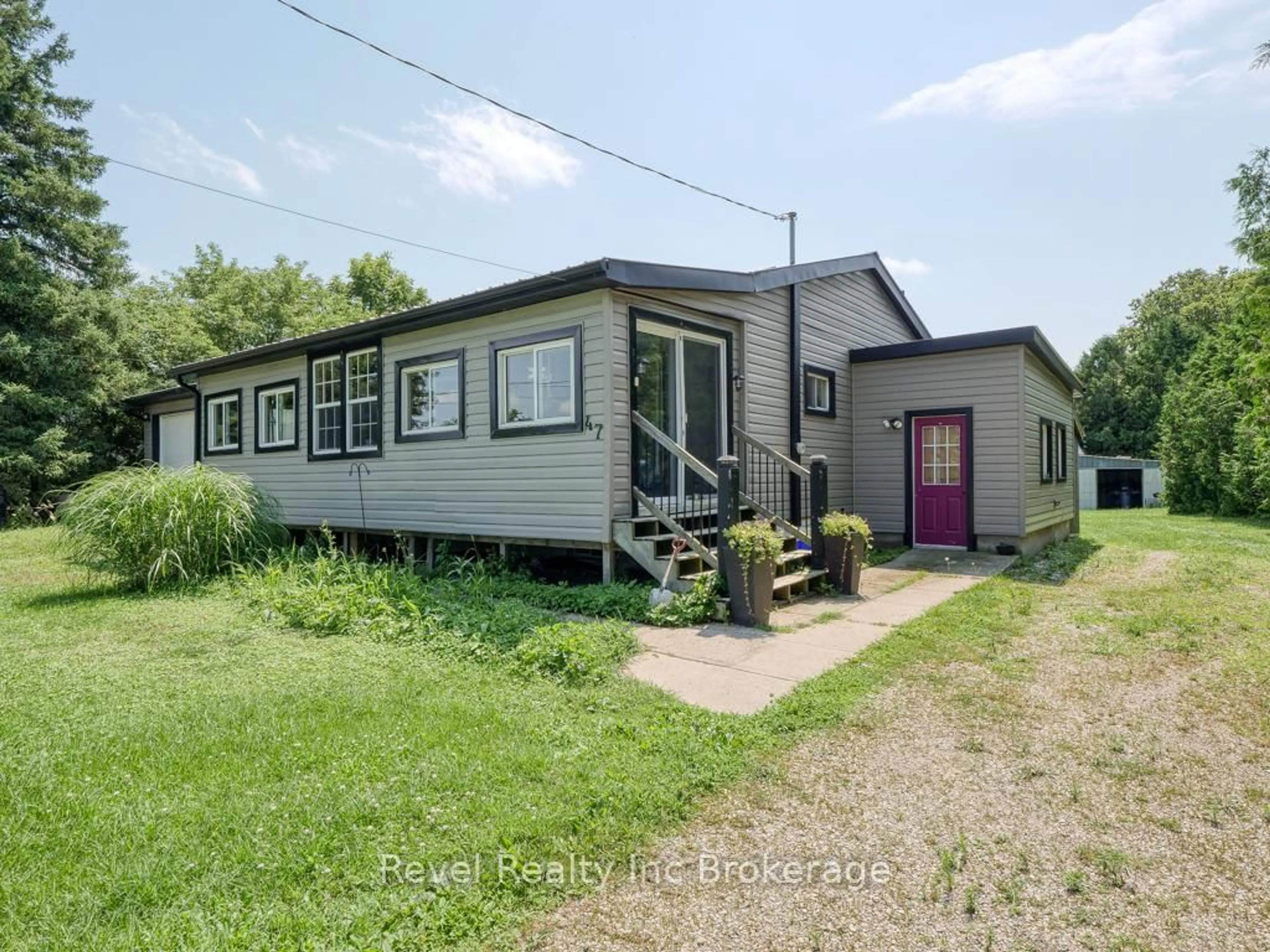 A pic from outside/outdoor area/front of a property/back of a property/a pic from drone, building for 47 Mckeand St, Ingersoll Ontario N5C 3H7