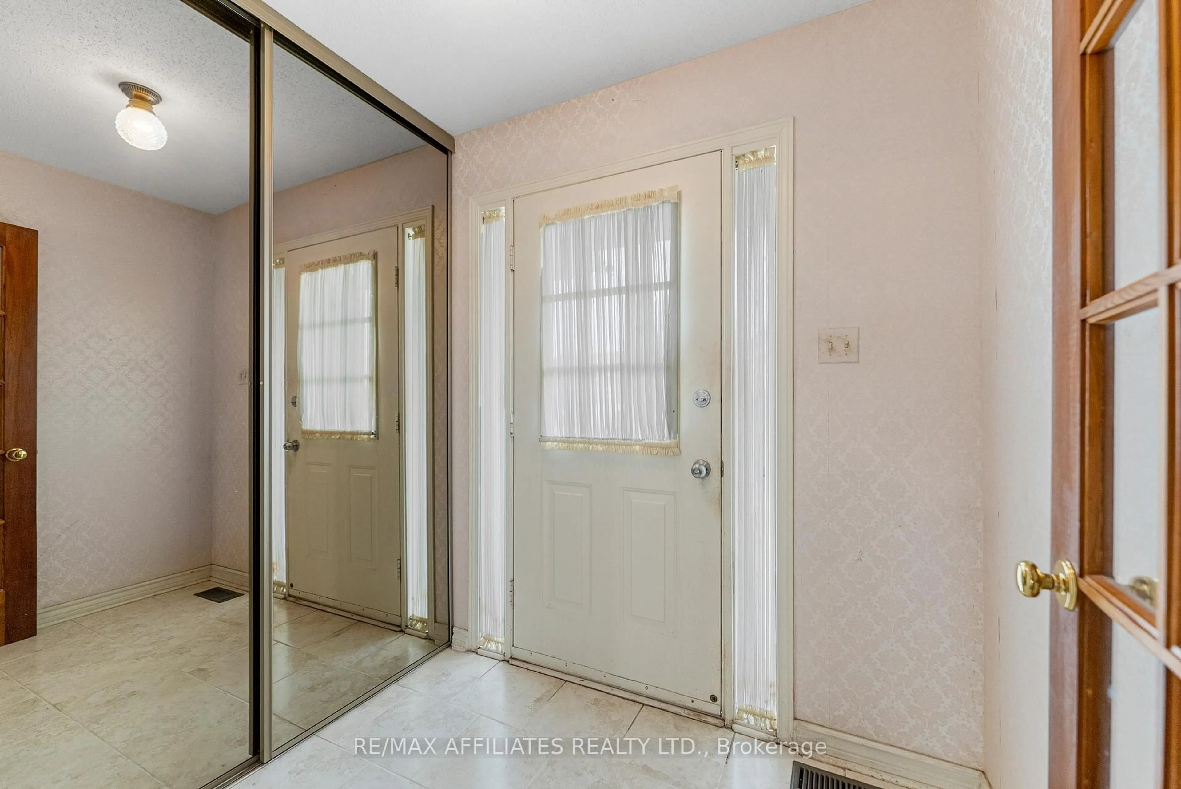 Indoor entryway for 1695 Caminiti Cres, Orleans Ontario K4A 1L7