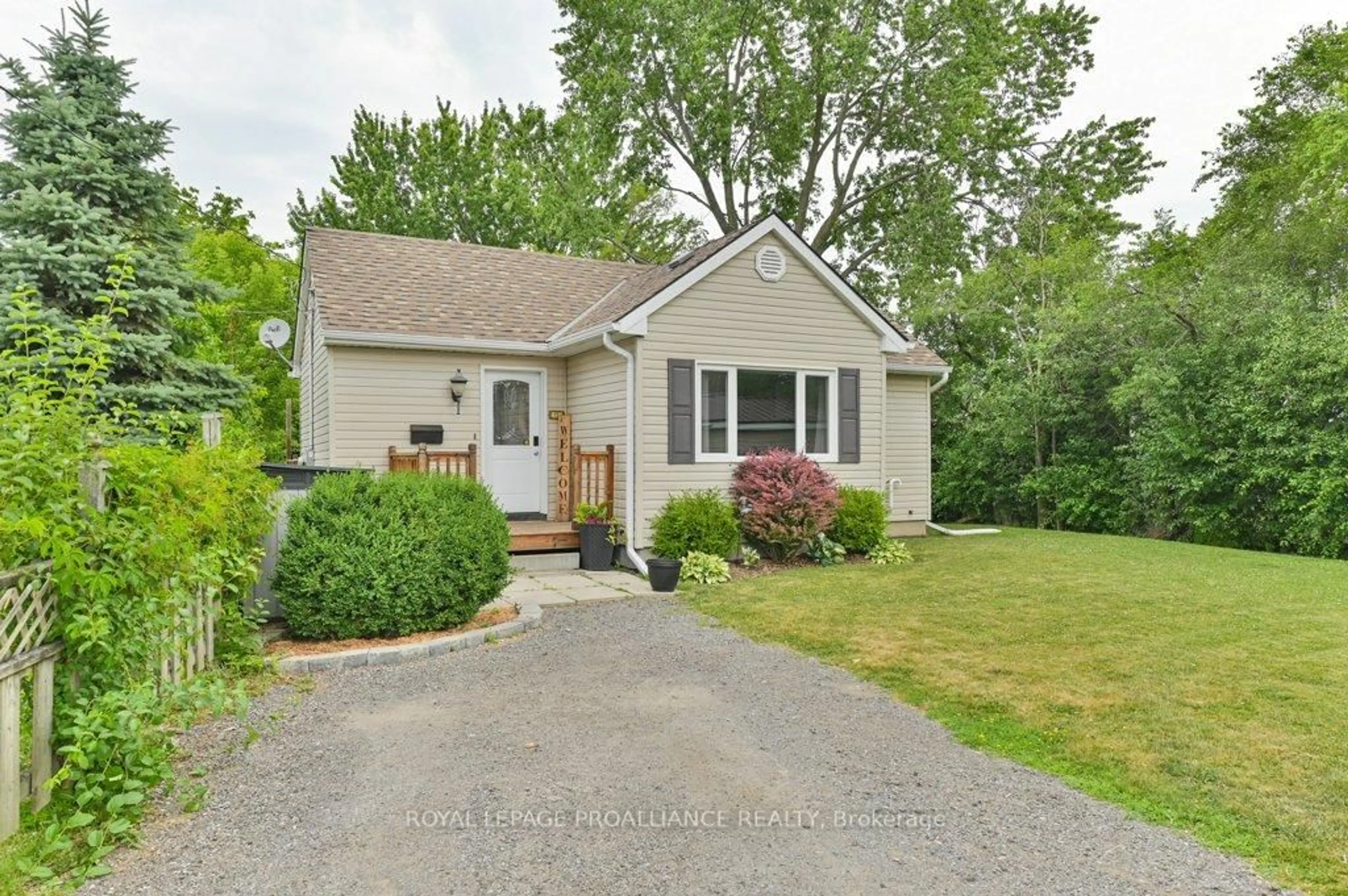 Home with vinyl exterior material, street for 17 Holden St, Belleville Ontario K8P 3W4