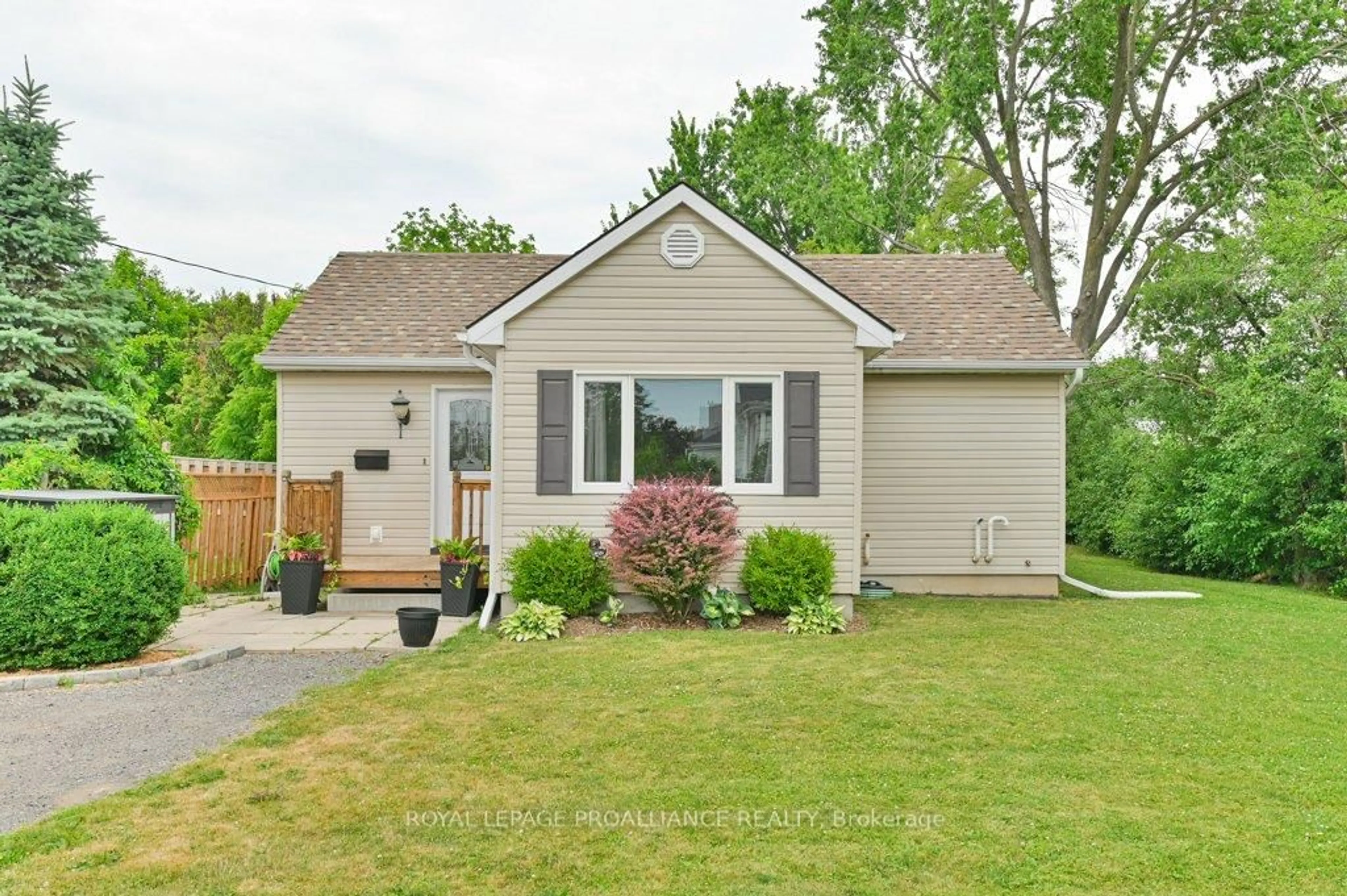 Home with vinyl exterior material, street for 17 Holden St, Belleville Ontario K8P 3W4